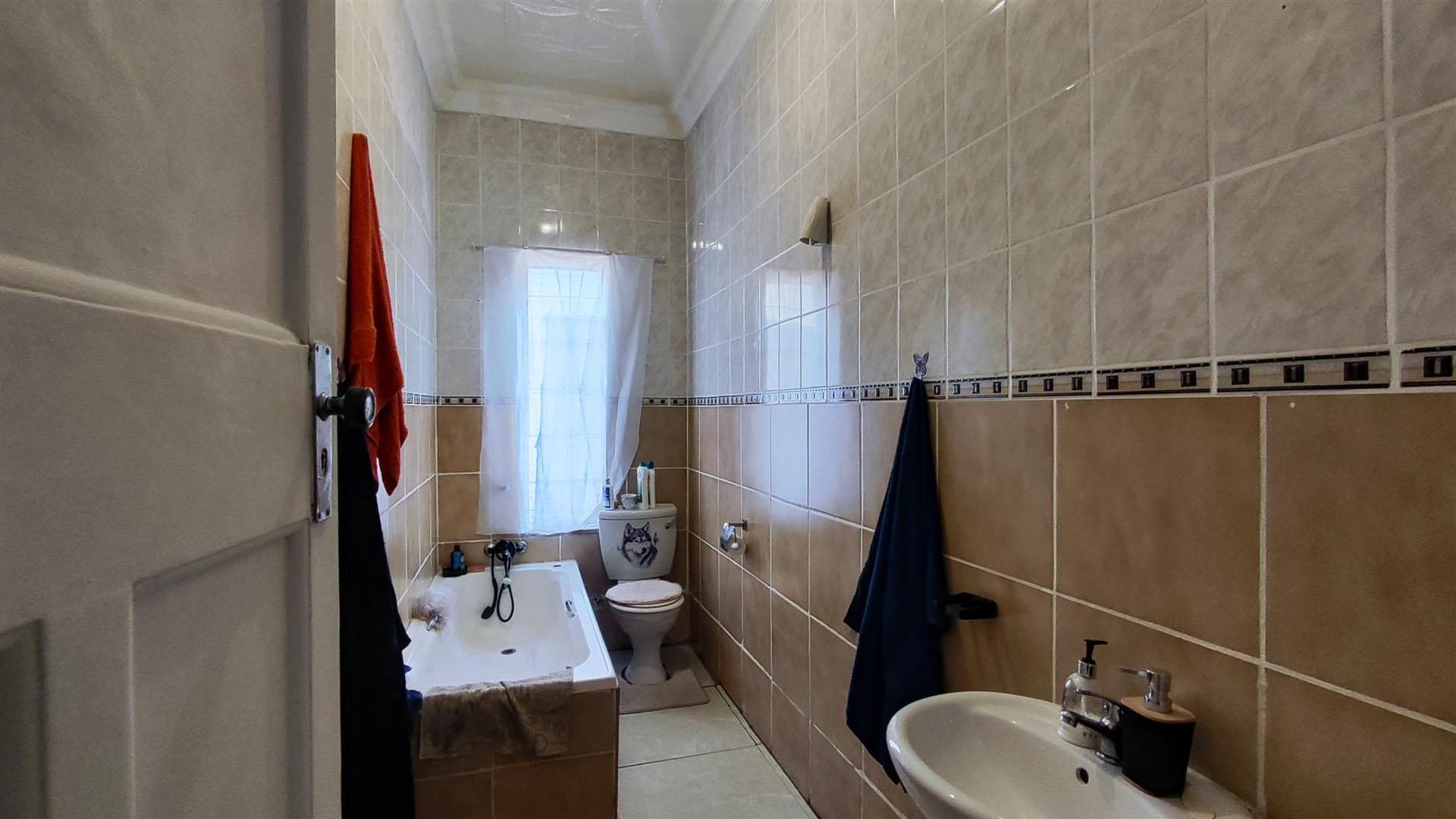 Bathroom 1 - 12 square meters of property in Florentia
