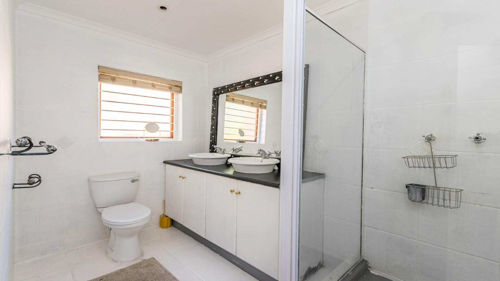 Bathroom 1 of property in Ruimsig