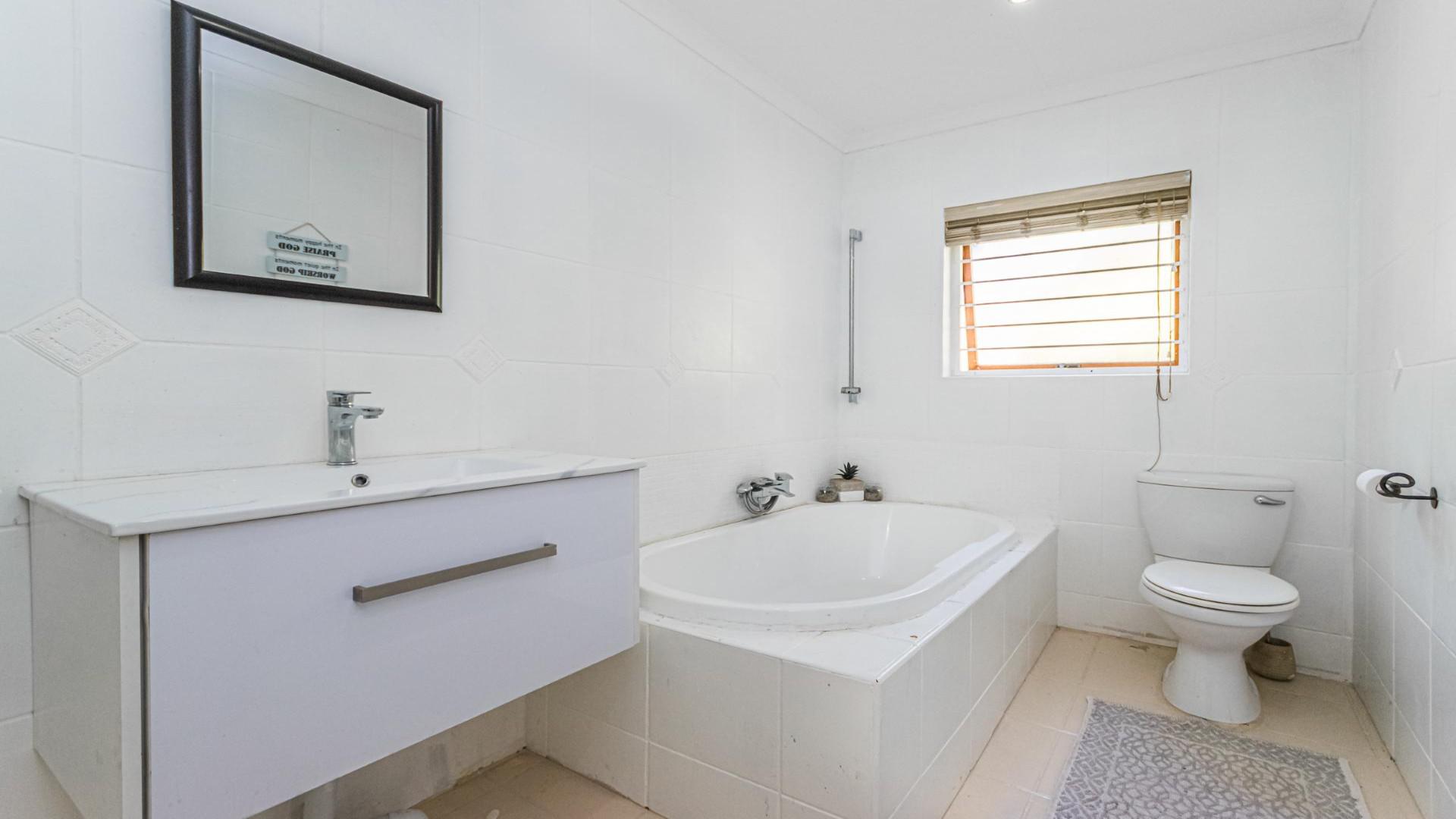 Bathroom 2 of property in Ruimsig