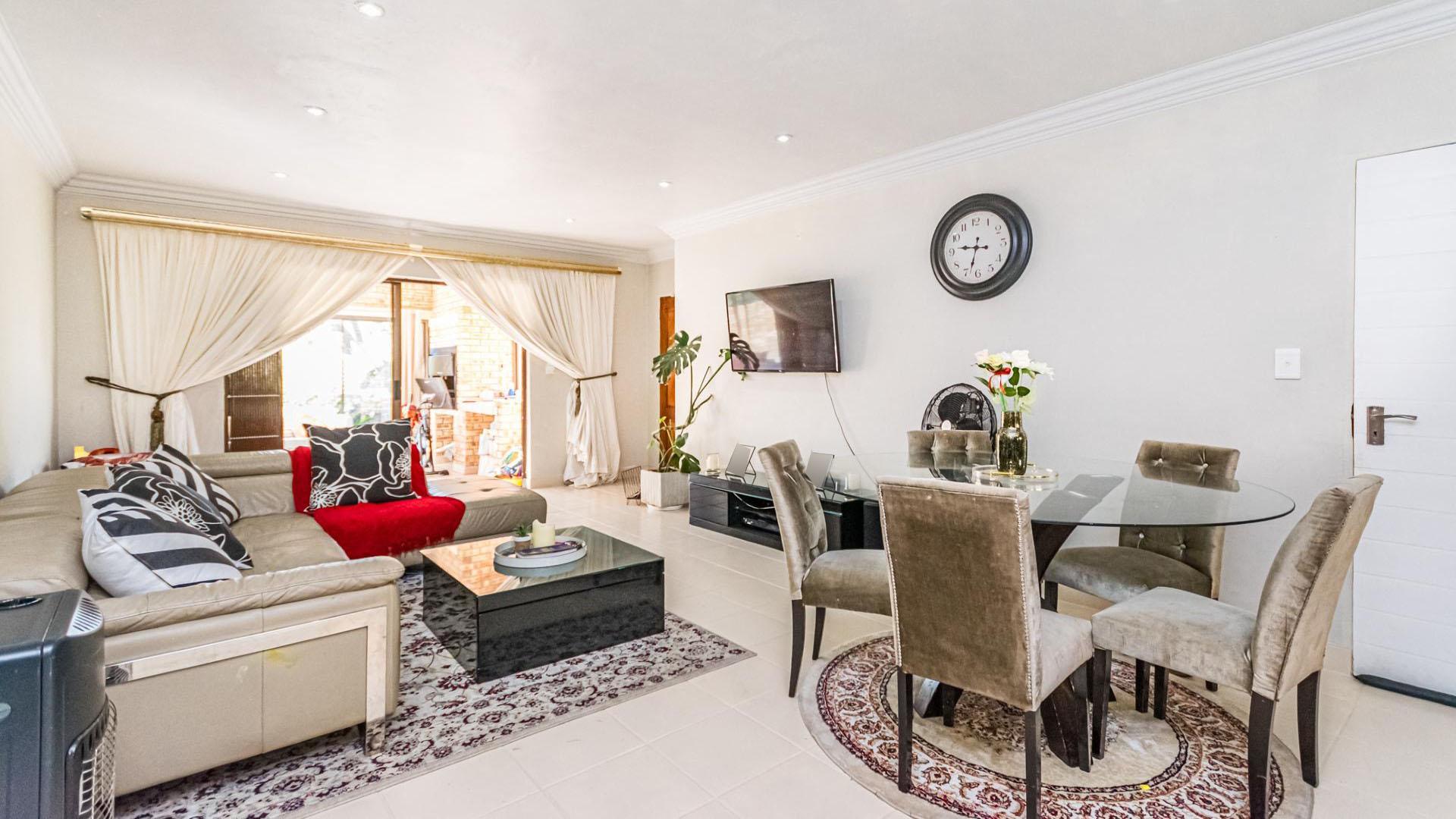 Dining Room of property in Ruimsig