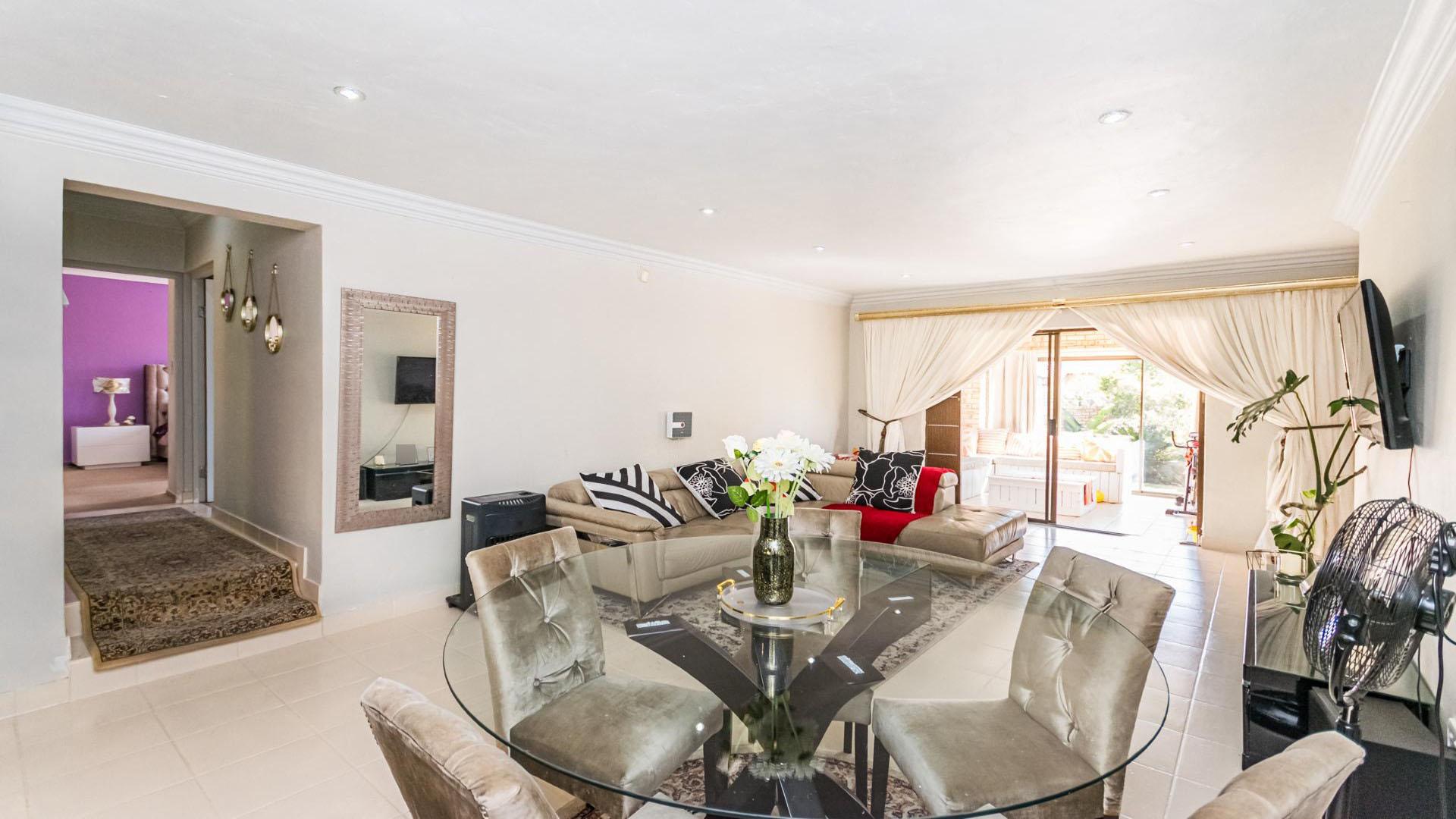 Dining Room of property in Ruimsig