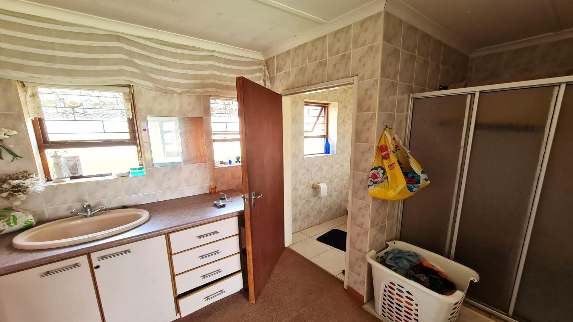 Main Bathroom of property in Jeffrey's Bay