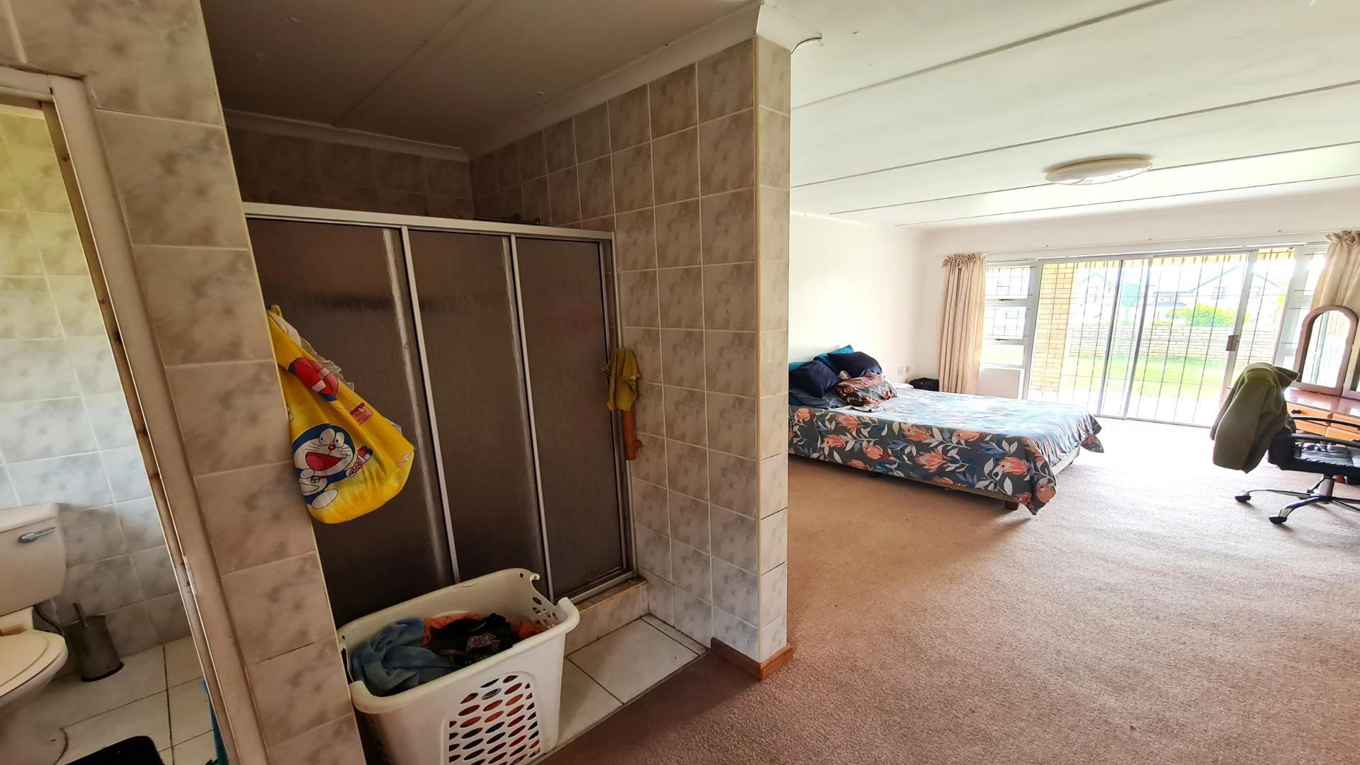 Main Bathroom of property in Jeffrey's Bay