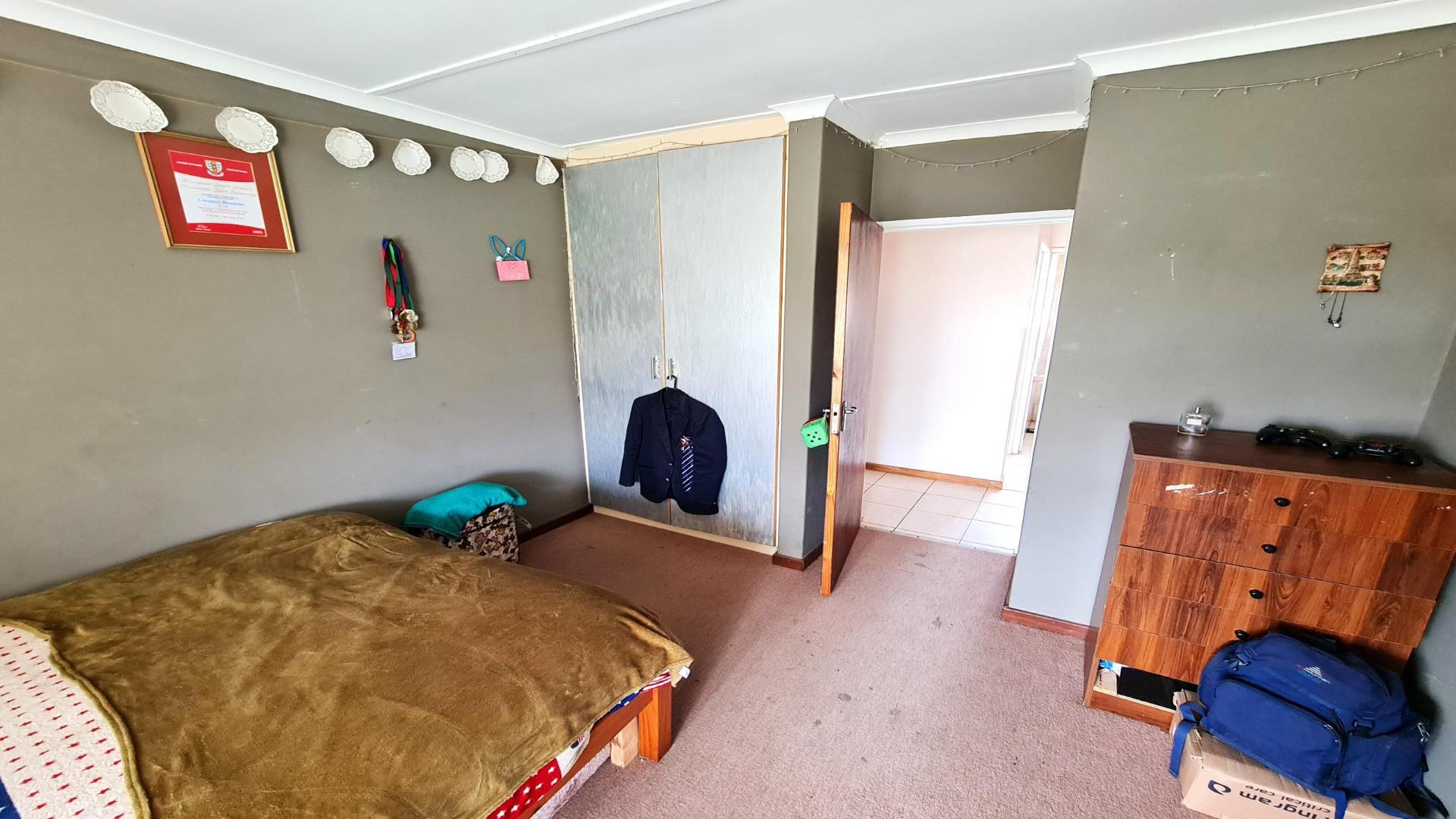 Bed Room 1 of property in Jeffrey's Bay