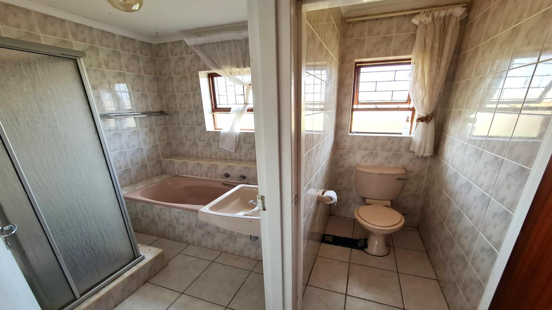 Bathroom 1 of property in Jeffrey's Bay