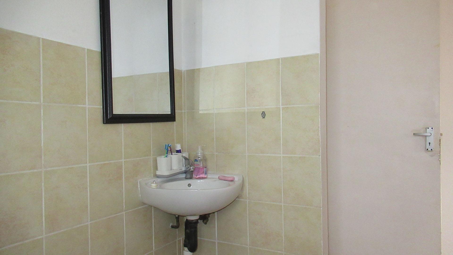Main Bathroom - 5 square meters of property in Winchester Hills