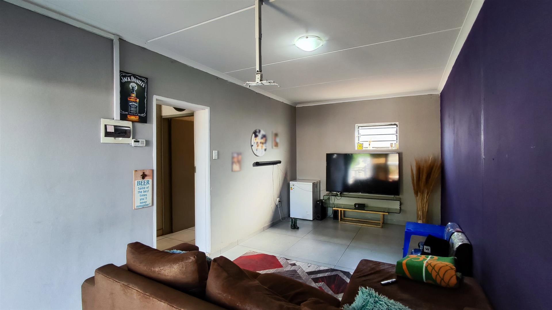 Lounges - 42 square meters of property in Albertsdal