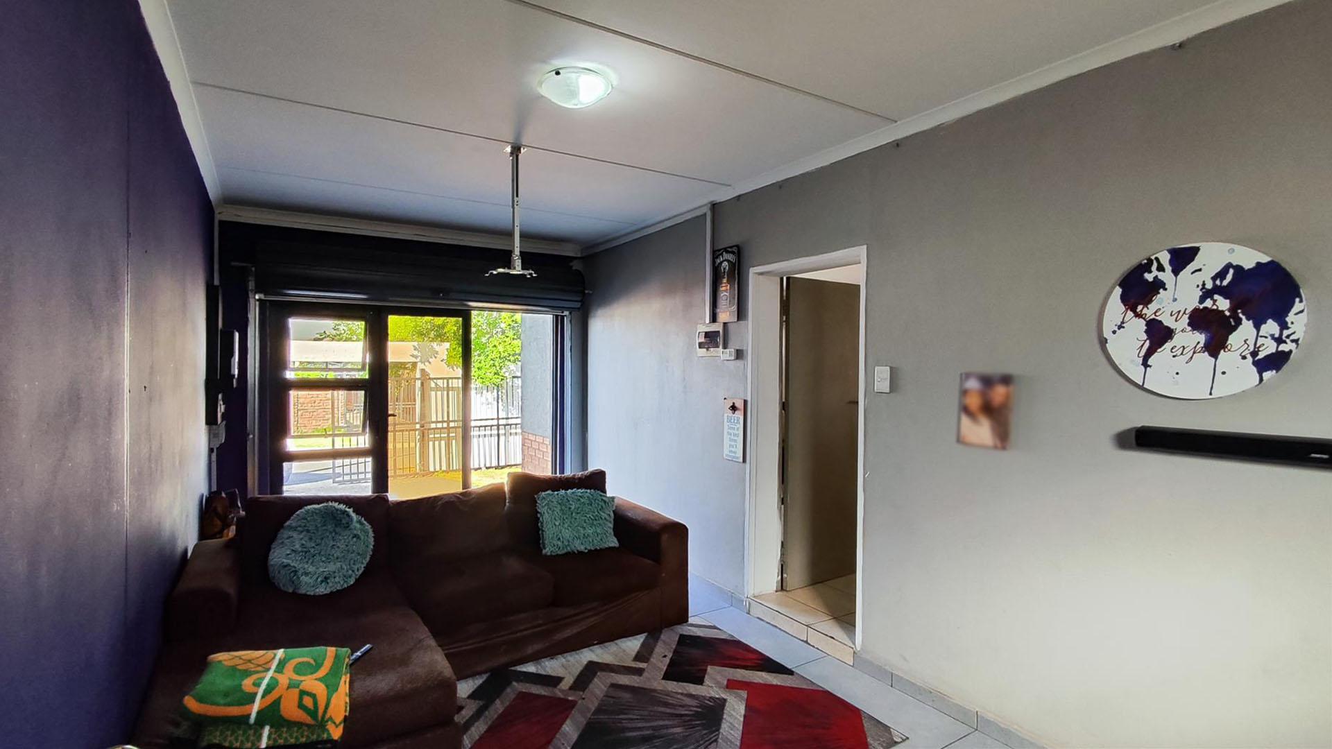 Lounges - 42 square meters of property in Albertsdal