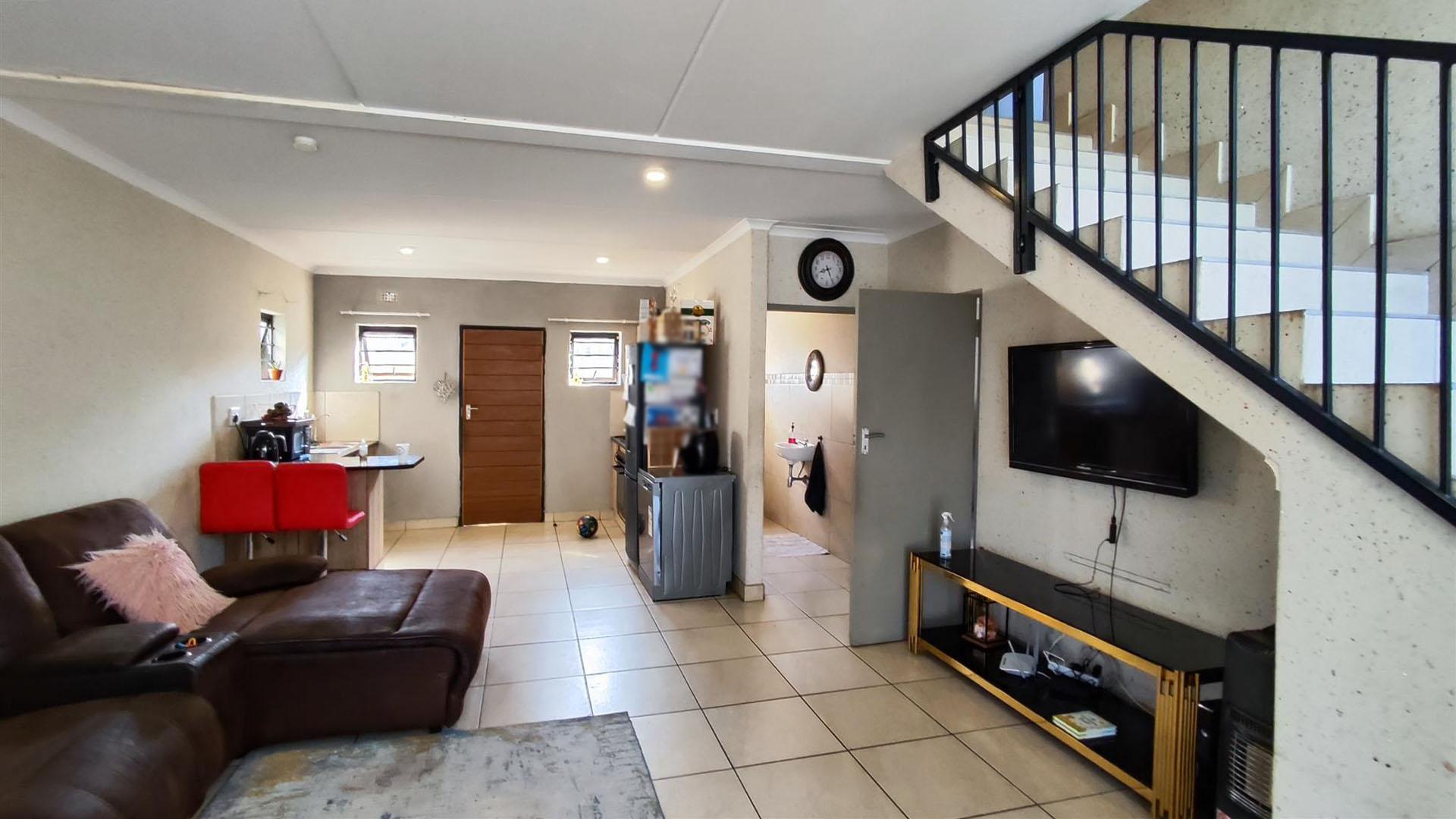 Lounges - 42 square meters of property in Albertsdal