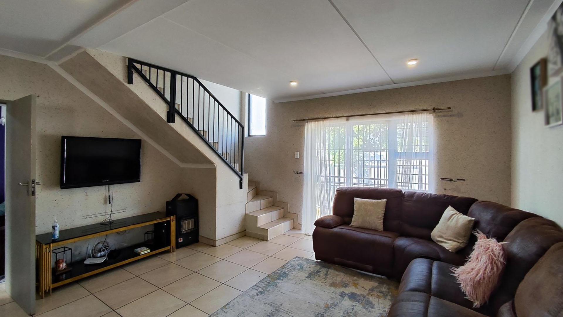 Lounges - 42 square meters of property in Albertsdal