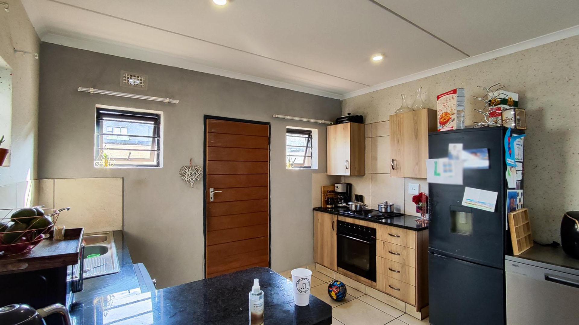 Kitchen - 11 square meters of property in Albertsdal