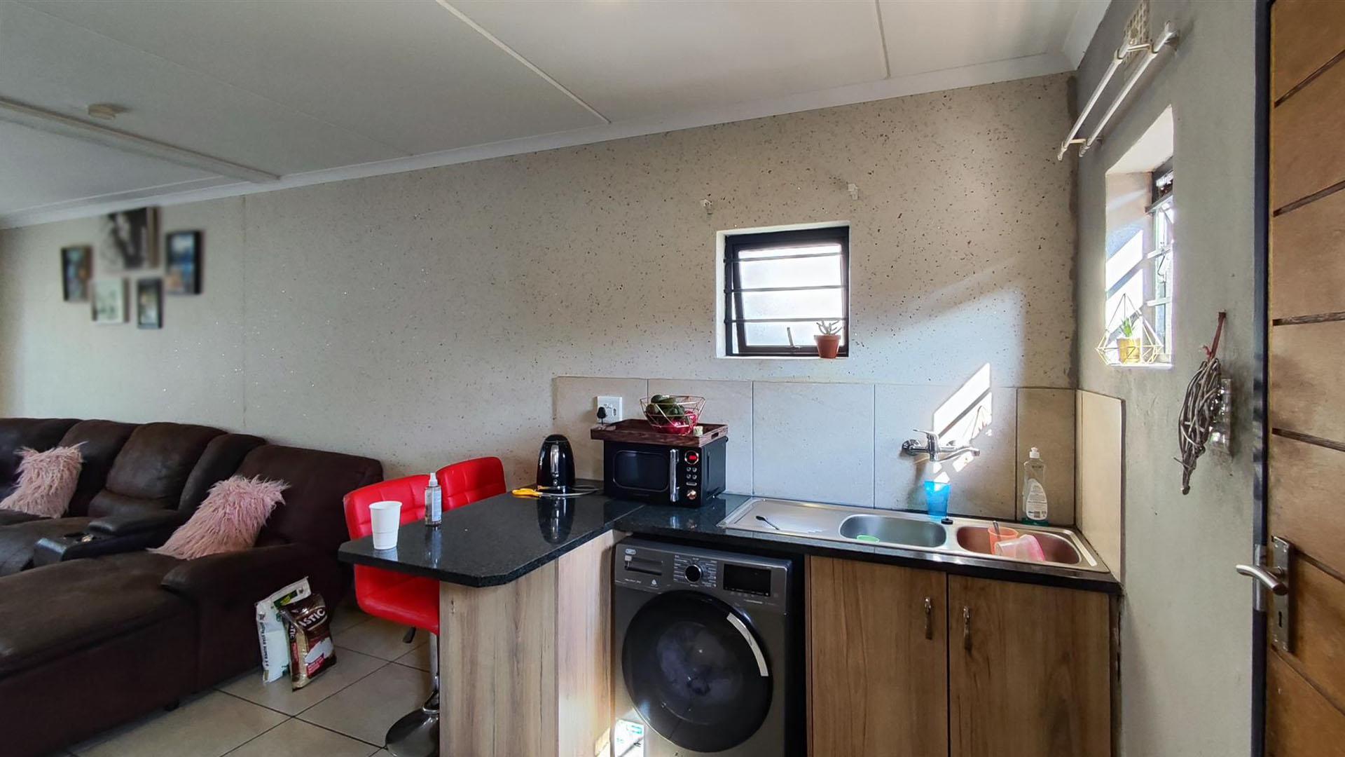 Kitchen - 11 square meters of property in Albertsdal