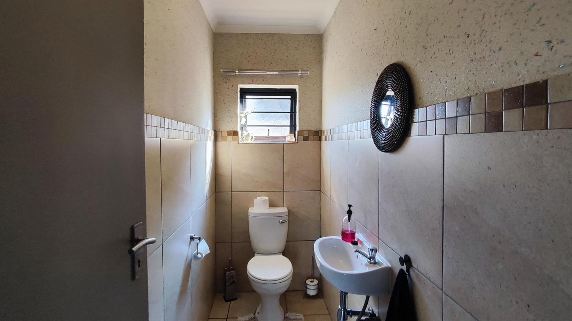 Guest Toilet - 3 square meters of property in Albertsdal