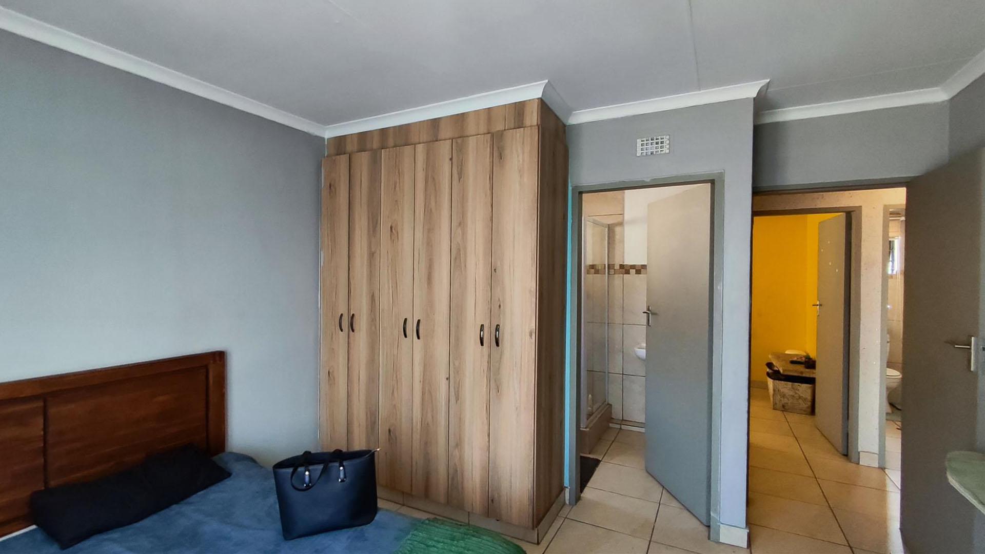 Main Bedroom - 14 square meters of property in Albertsdal