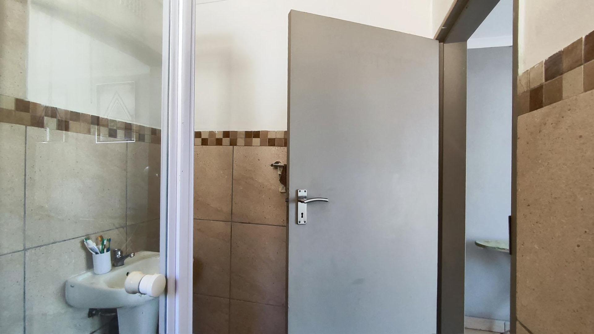 Main Bathroom - 4 square meters of property in Albertsdal