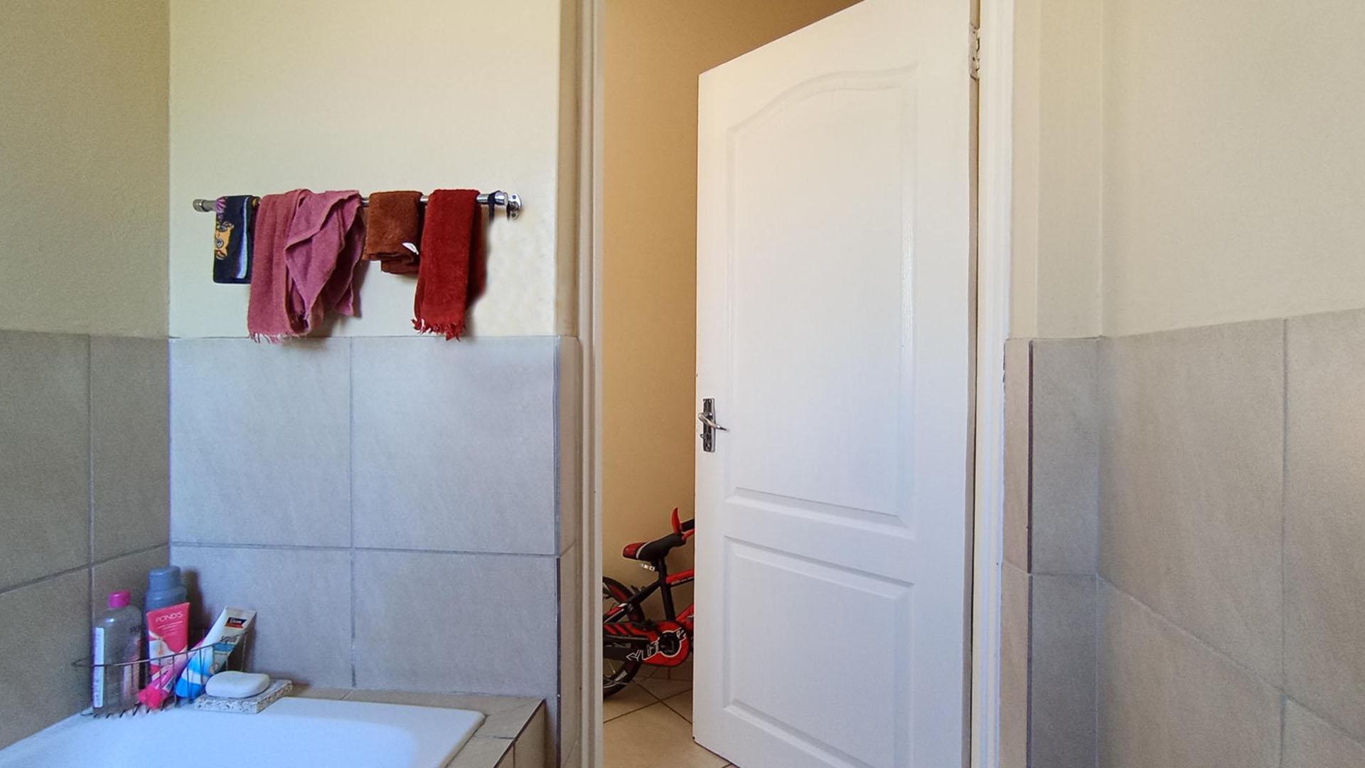 Bathroom 1 - 4 square meters of property in Sagewood