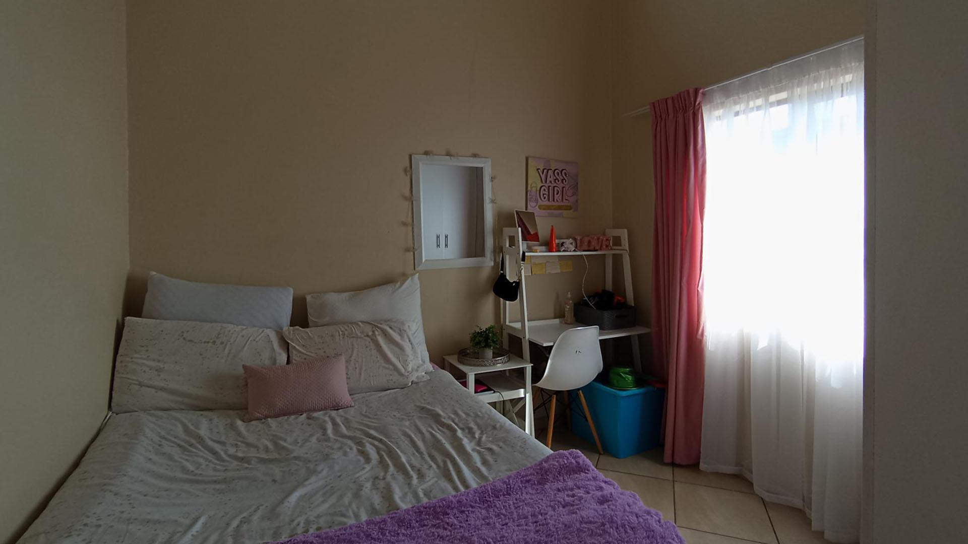 Bed Room 2 - 10 square meters of property in Sagewood