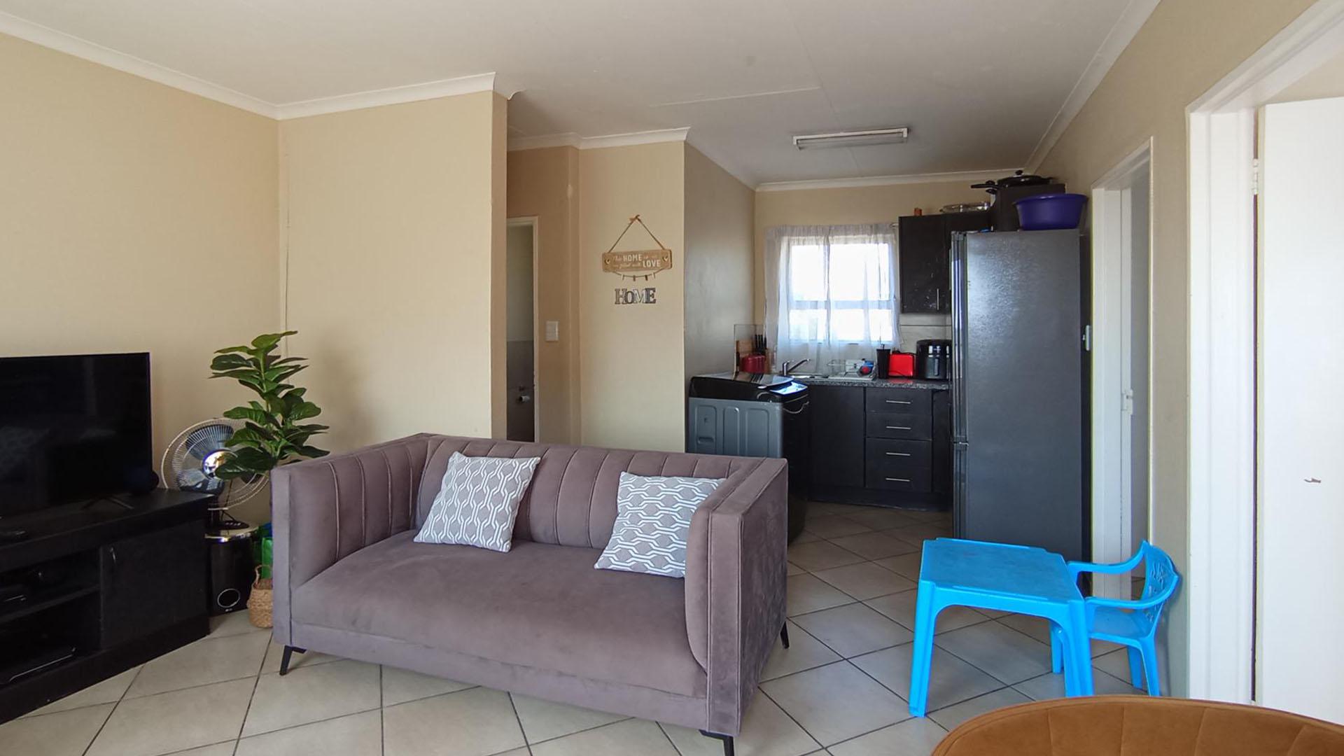 Lounges - 14 square meters of property in Sagewood