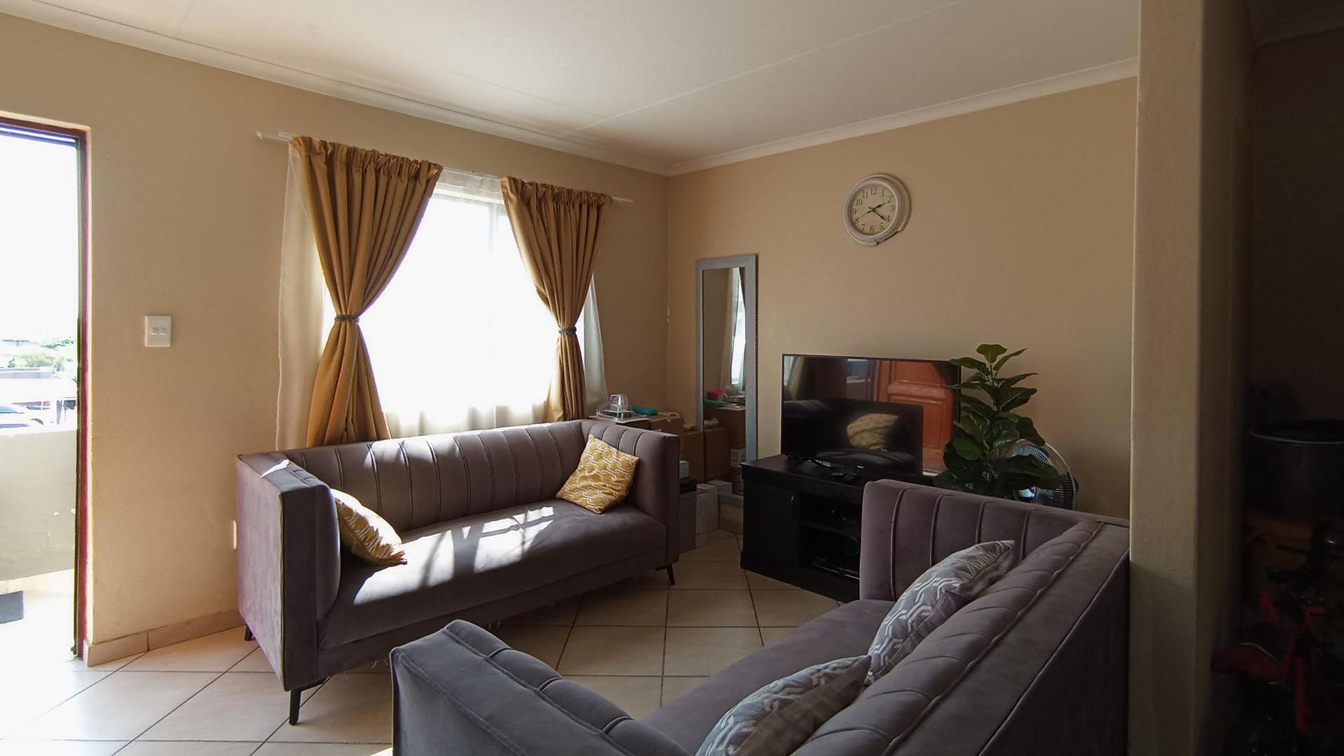 Lounges - 14 square meters of property in Sagewood