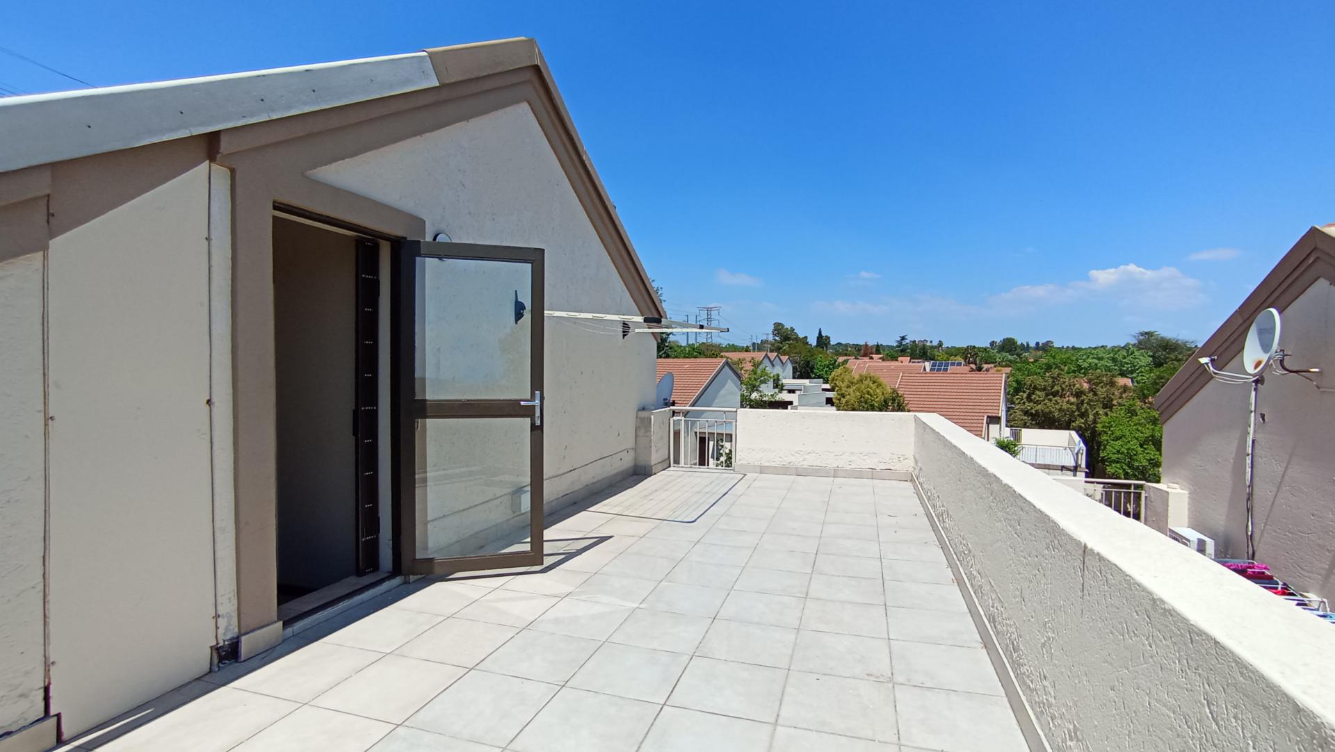 Balcony - 37 square meters of property in Sunninghill