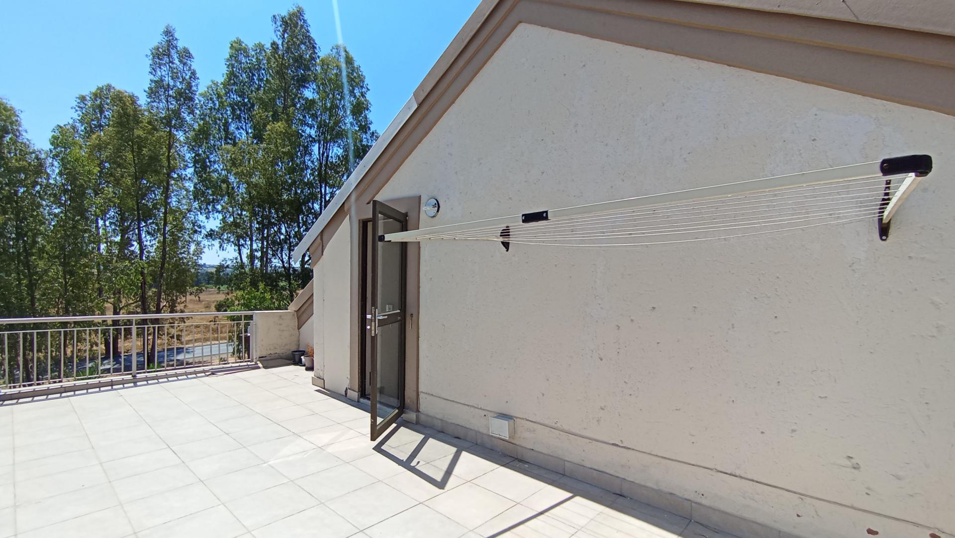 Balcony - 37 square meters of property in Sunninghill