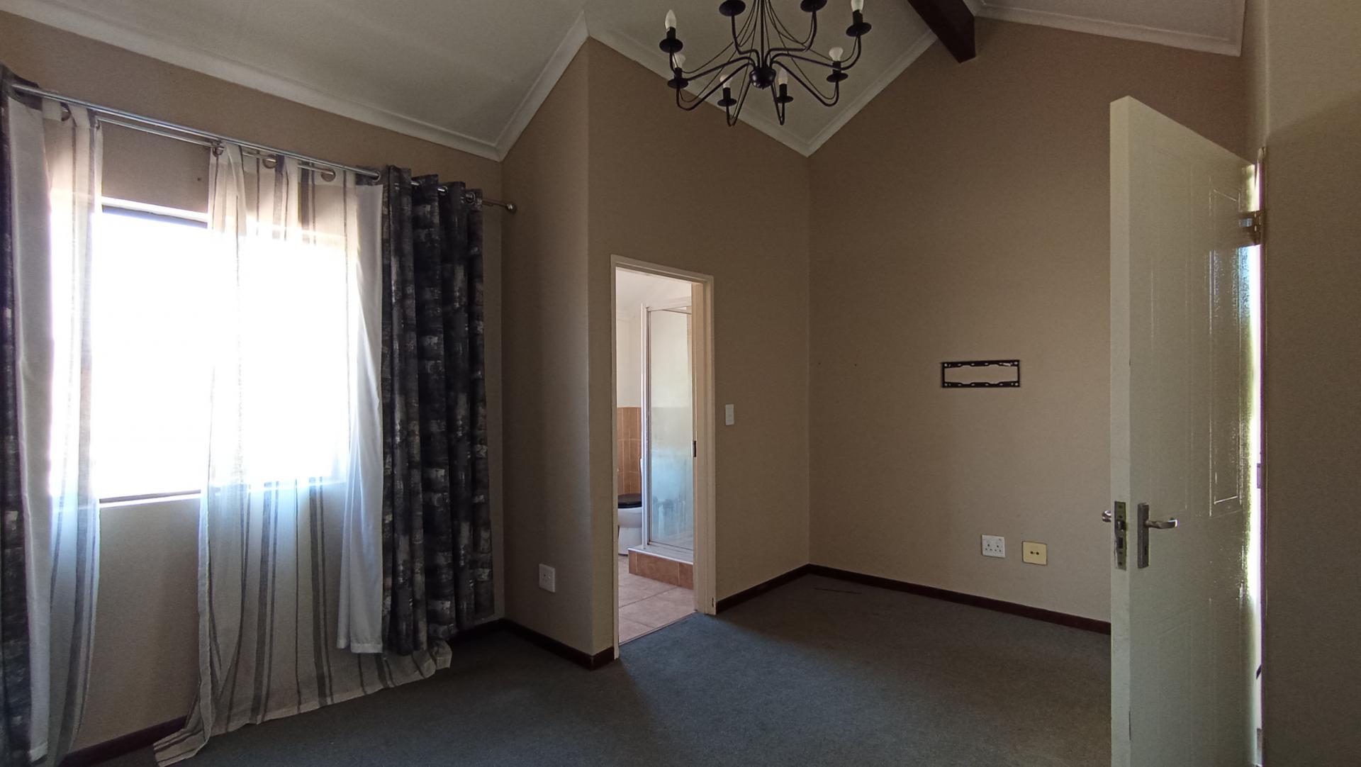 Main Bedroom - 18 square meters of property in Sunninghill