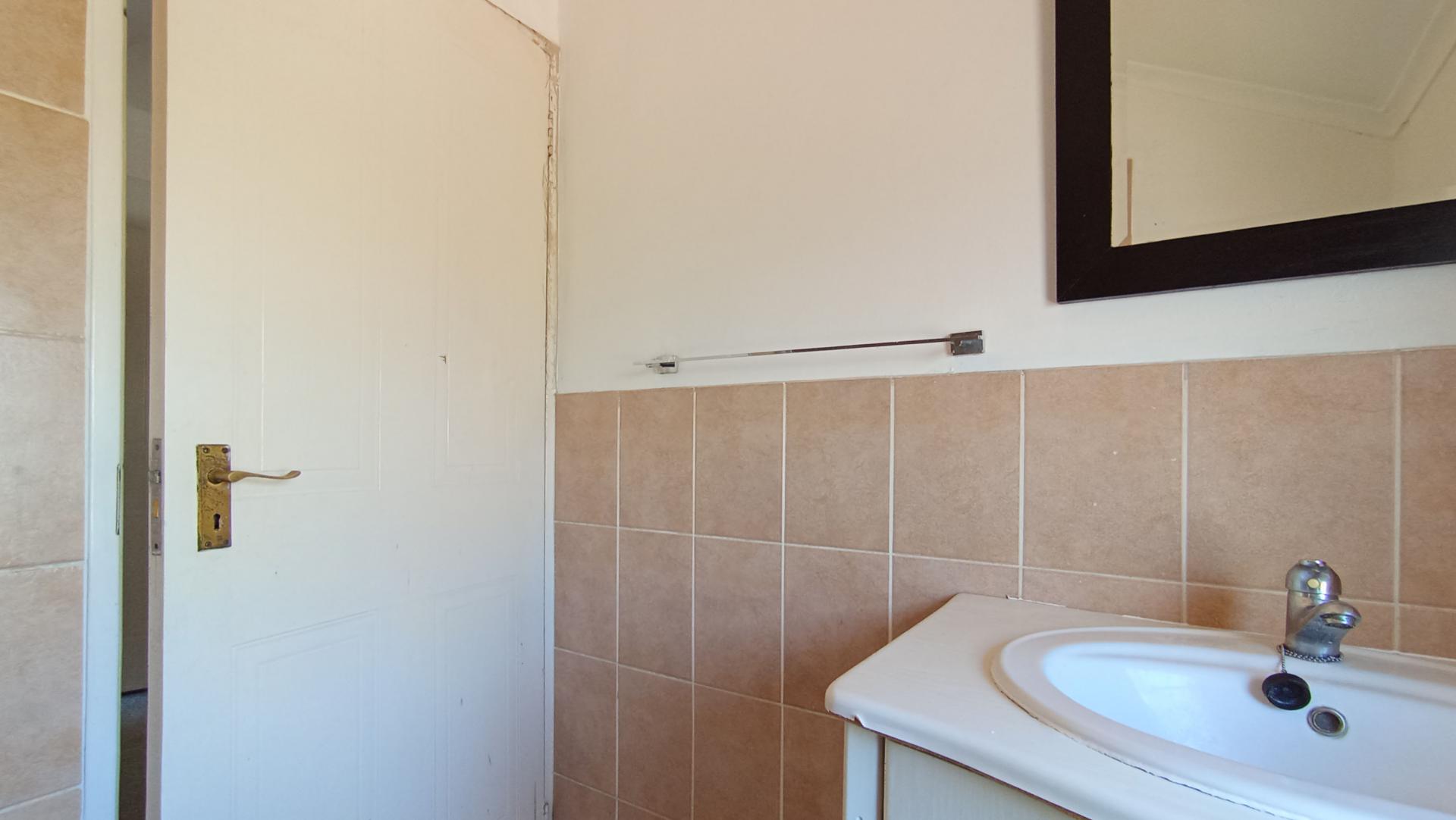 Main Bathroom - 5 square meters of property in Sunninghill