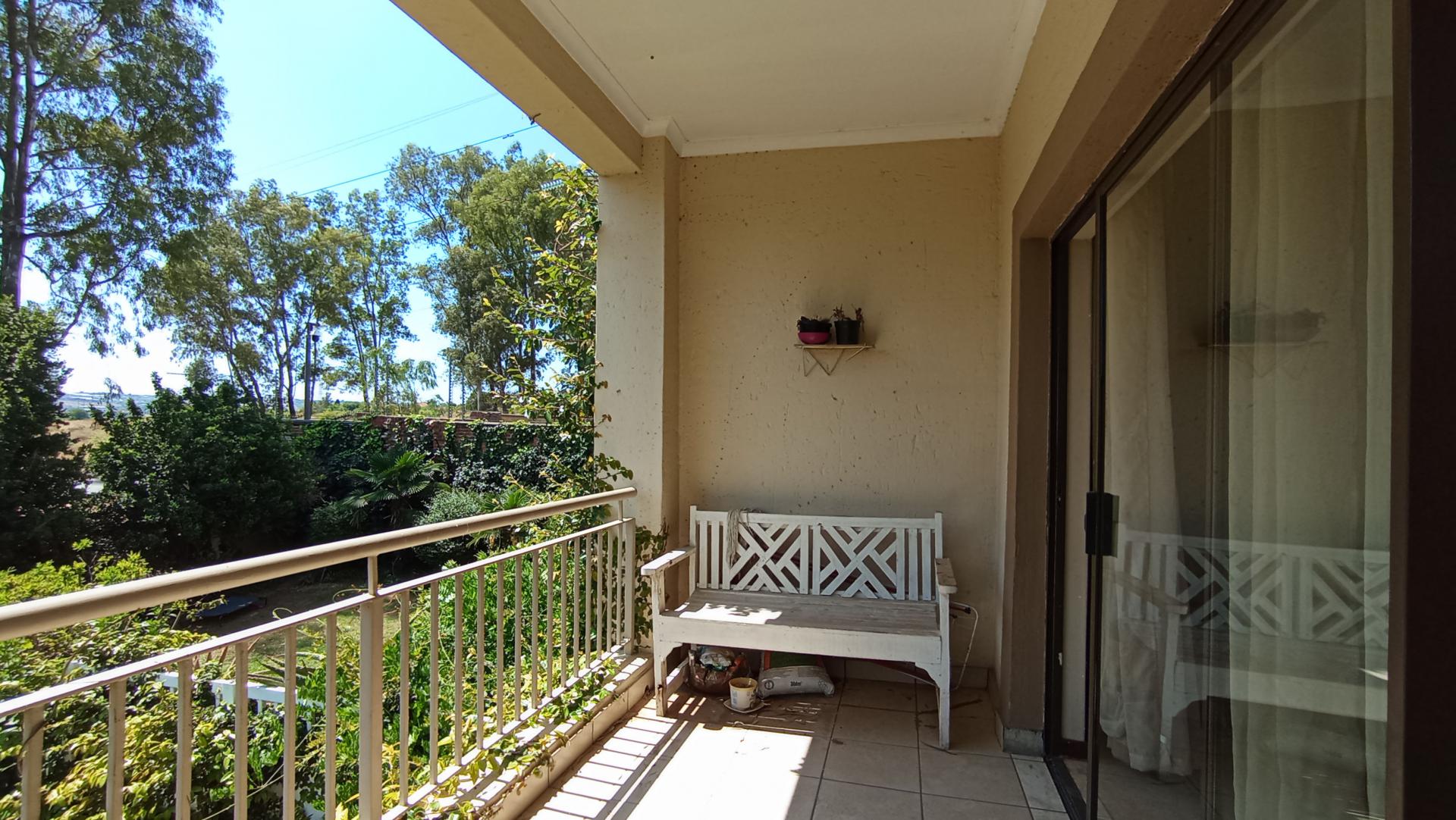 Balcony - 37 square meters of property in Sunninghill