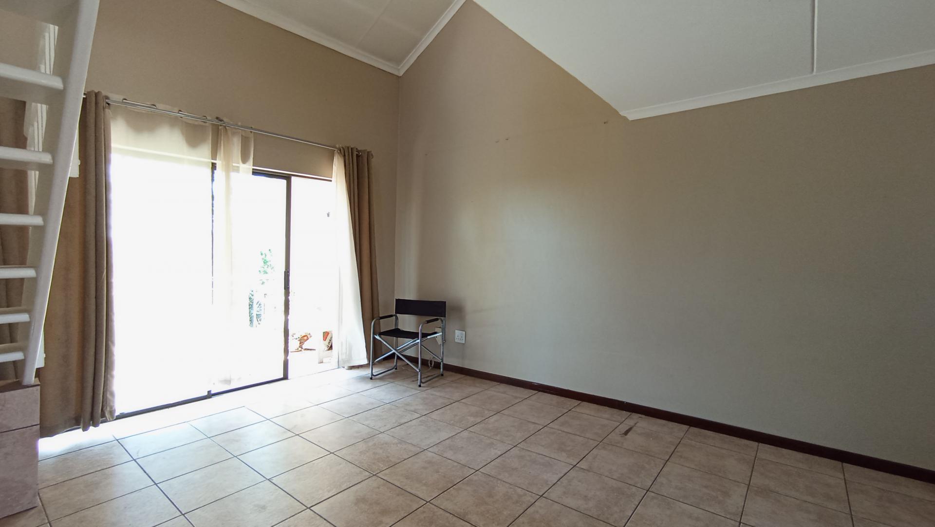Lounges - 13 square meters of property in Sunninghill