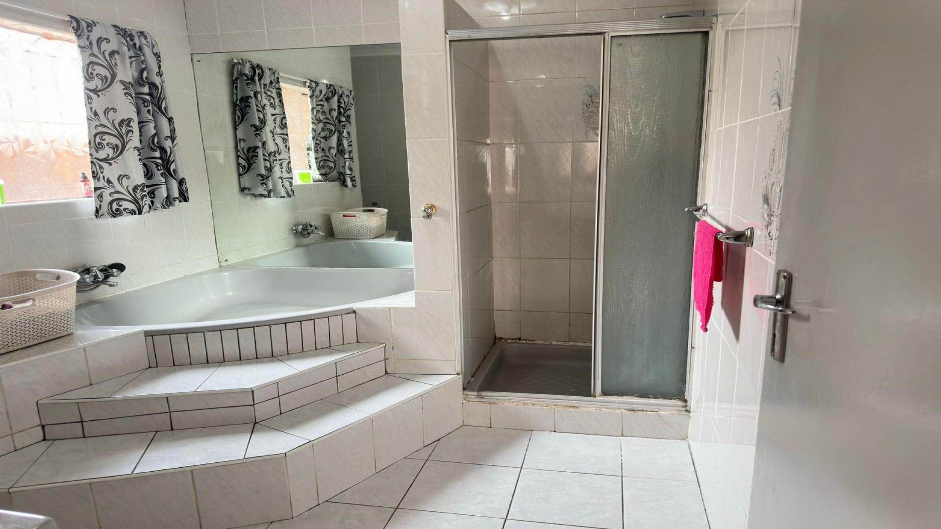 Main Bathroom - 15 square meters of property in Elandspark