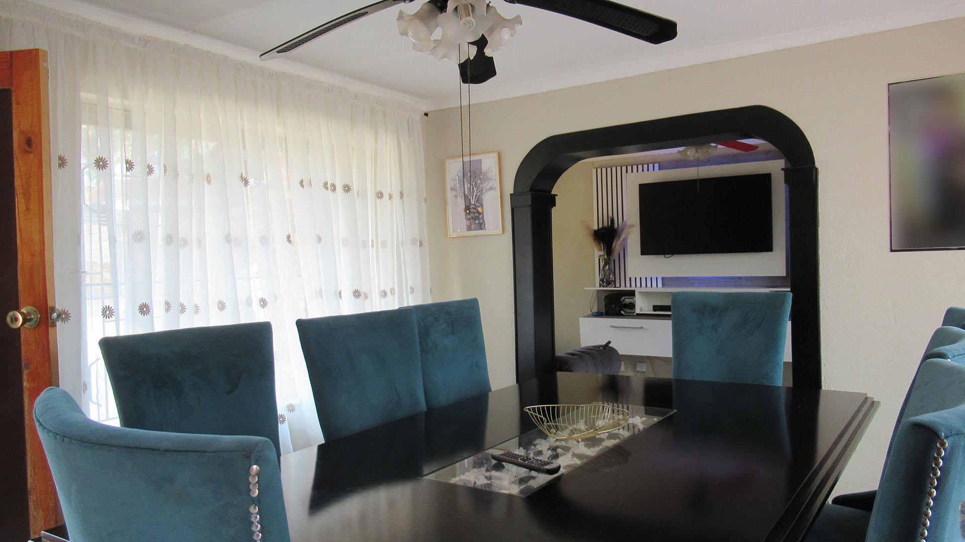 Lounges - 25 square meters of property in Elandspark