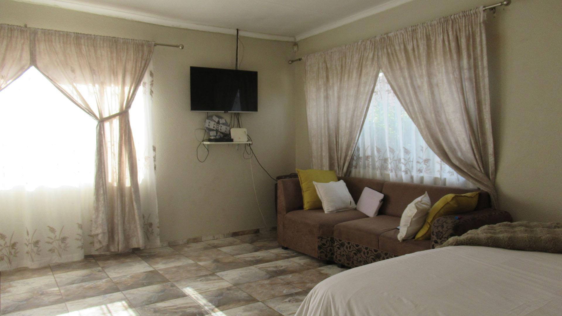 Main Bedroom - 35 square meters of property in Elandspark