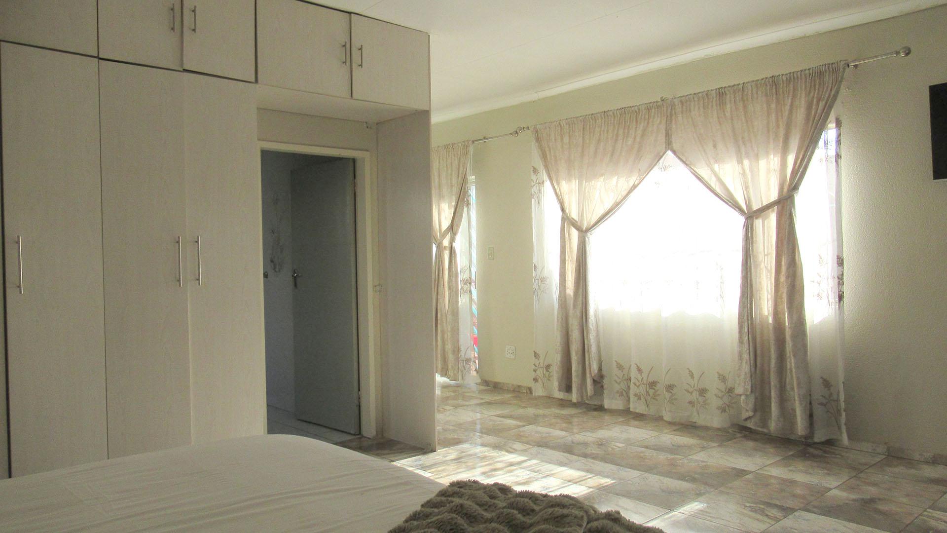 Main Bedroom - 35 square meters of property in Elandspark