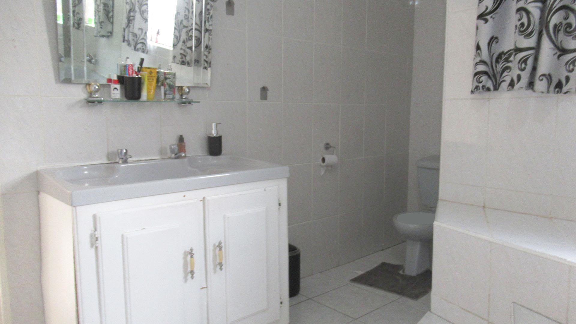 Main Bathroom - 15 square meters of property in Elandspark