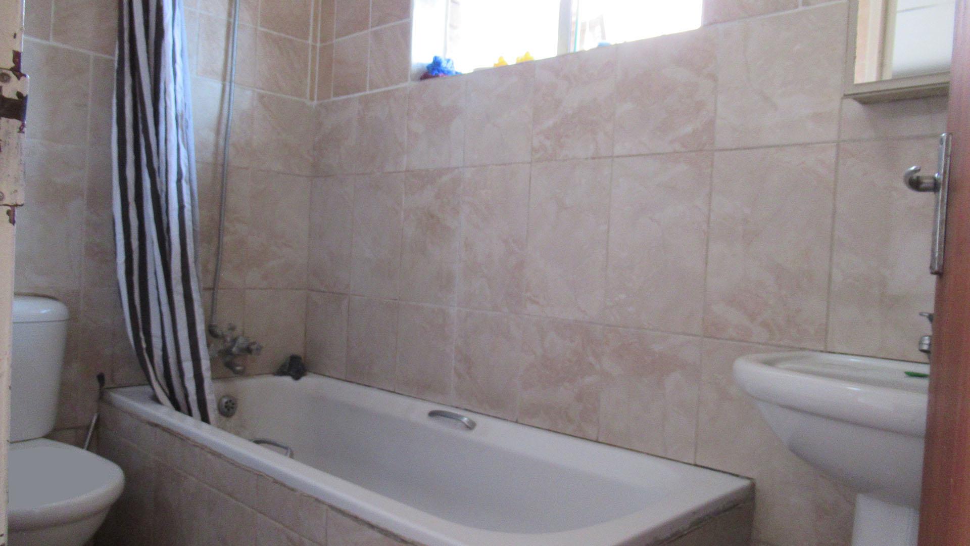 Bathroom 1 - 11 square meters of property in Elandspark