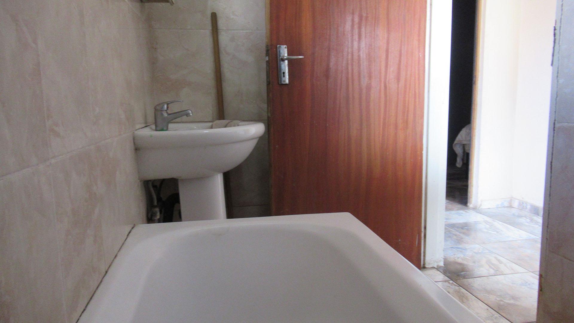 Bathroom 1 - 11 square meters of property in Elandspark