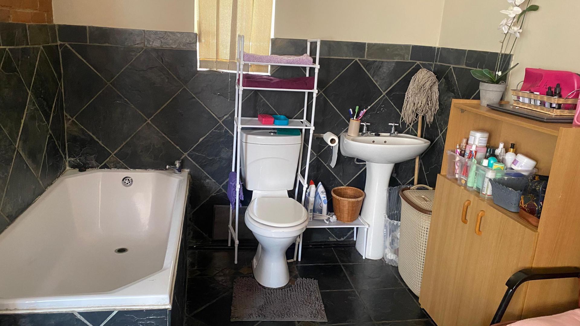 Bathroom 1 of property in Marshallstown