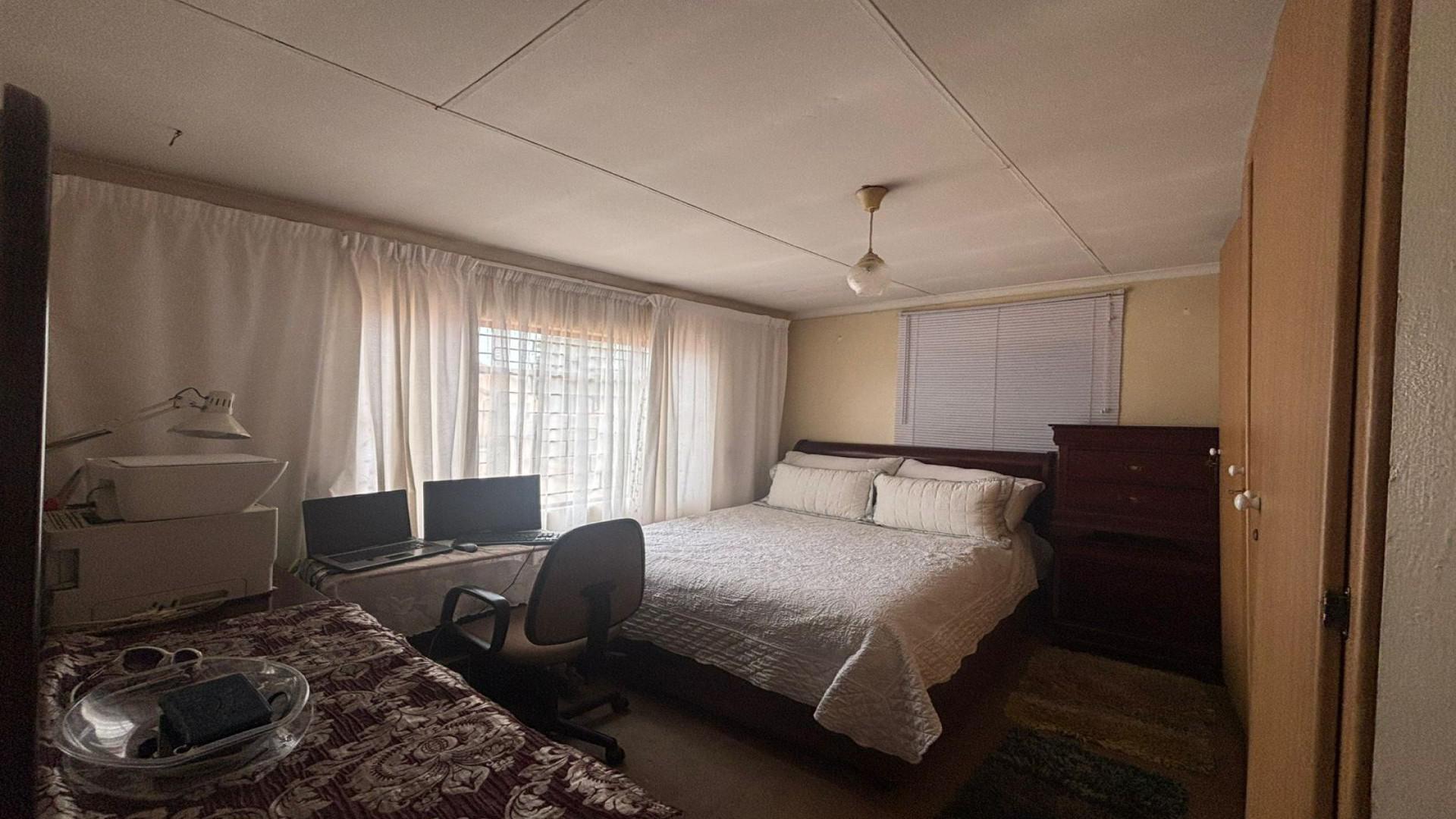Main Bedroom of property in Mohlakeng