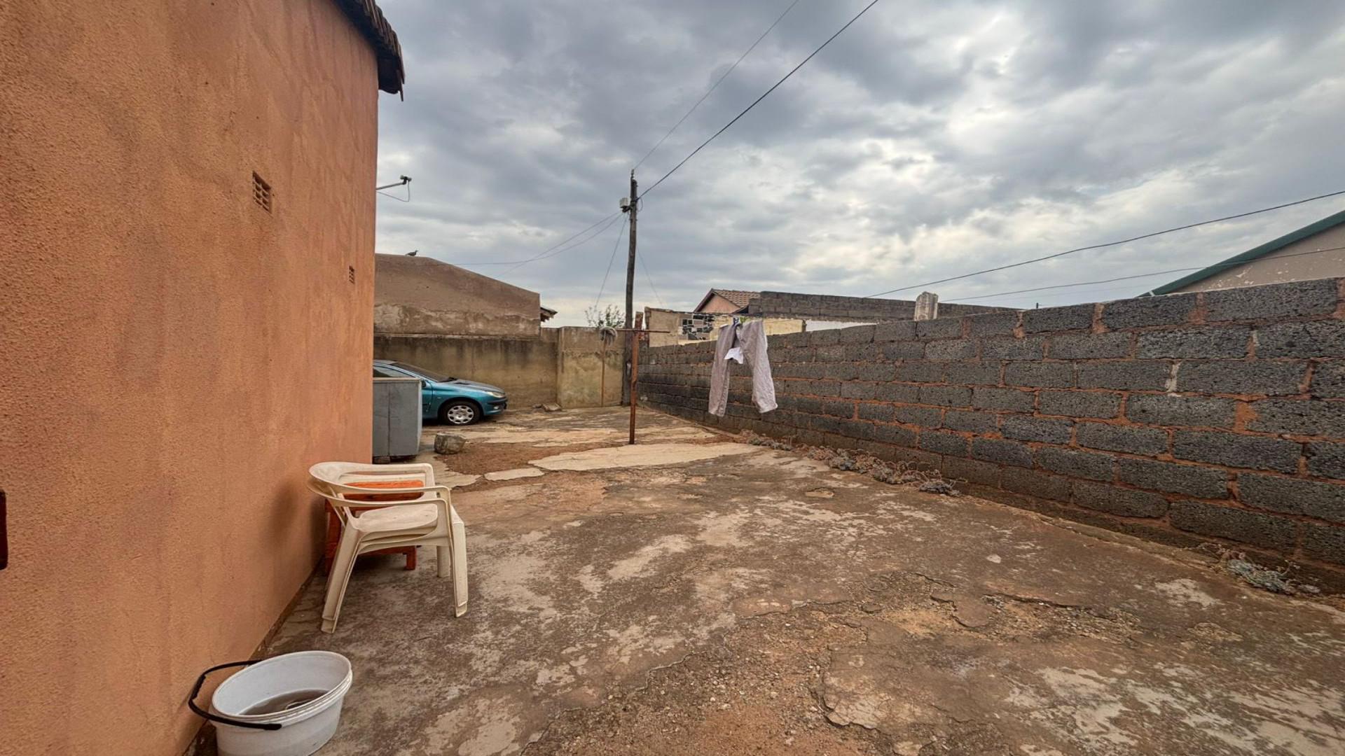 Spaces - 4 square meters of property in Mohlakeng
