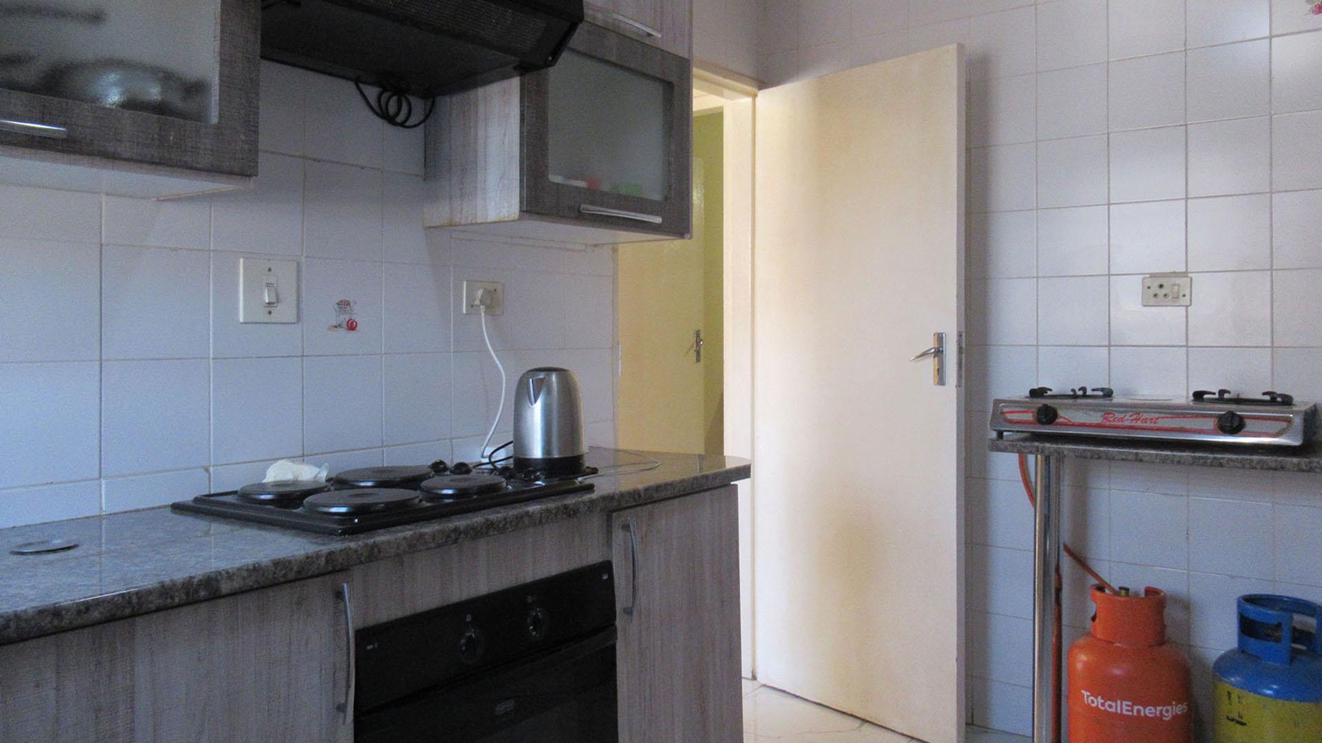 Kitchen - 10 square meters of property in Mohlakeng