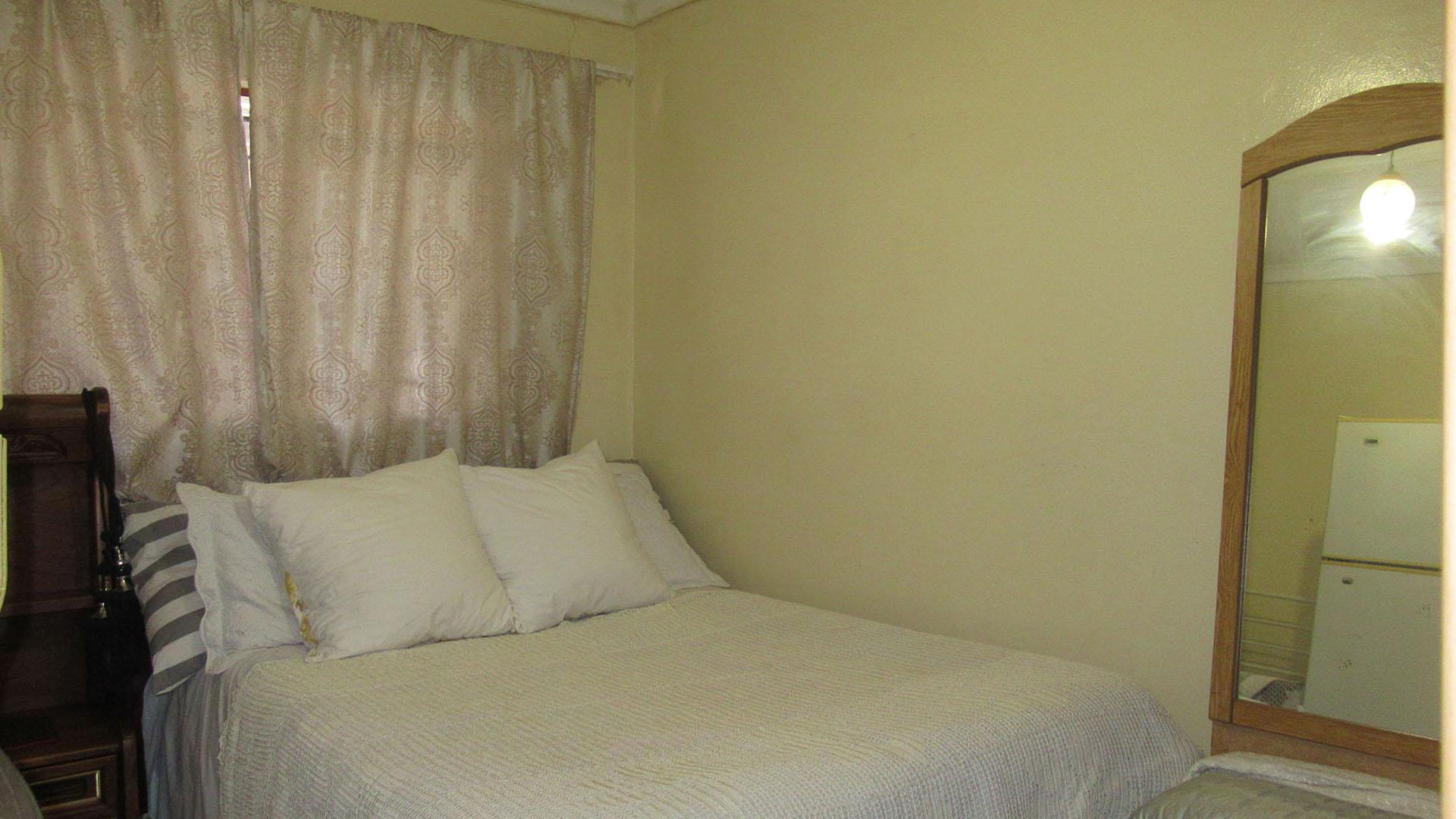 Bed Room 1 - 14 square meters of property in Mohlakeng