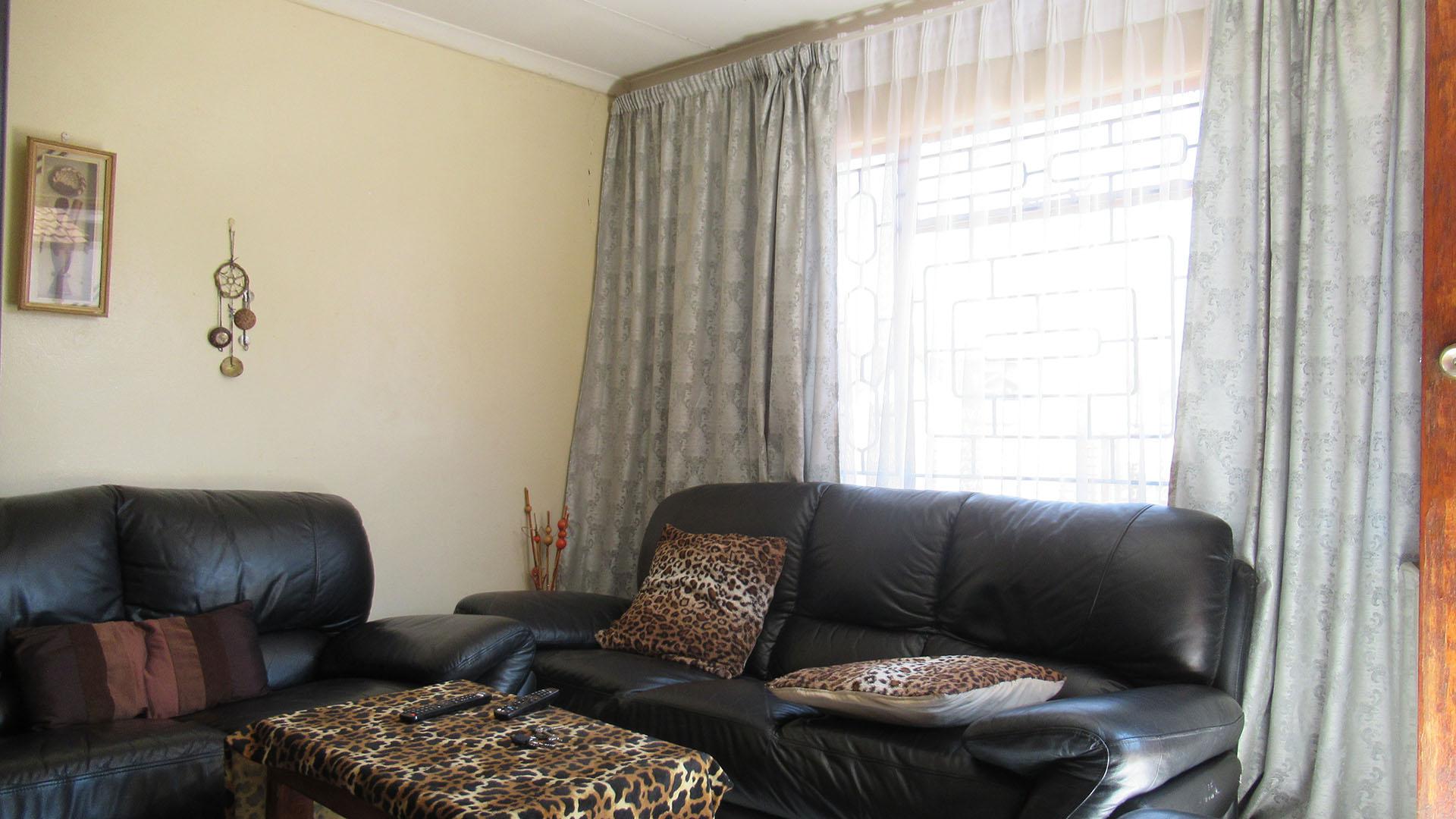 Lounges - 12 square meters of property in Mohlakeng
