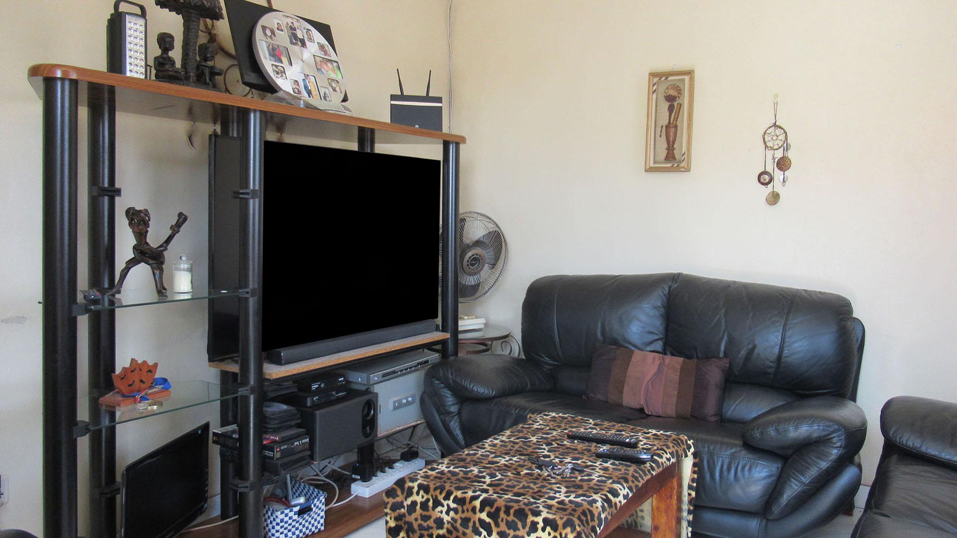 Lounges - 12 square meters of property in Mohlakeng