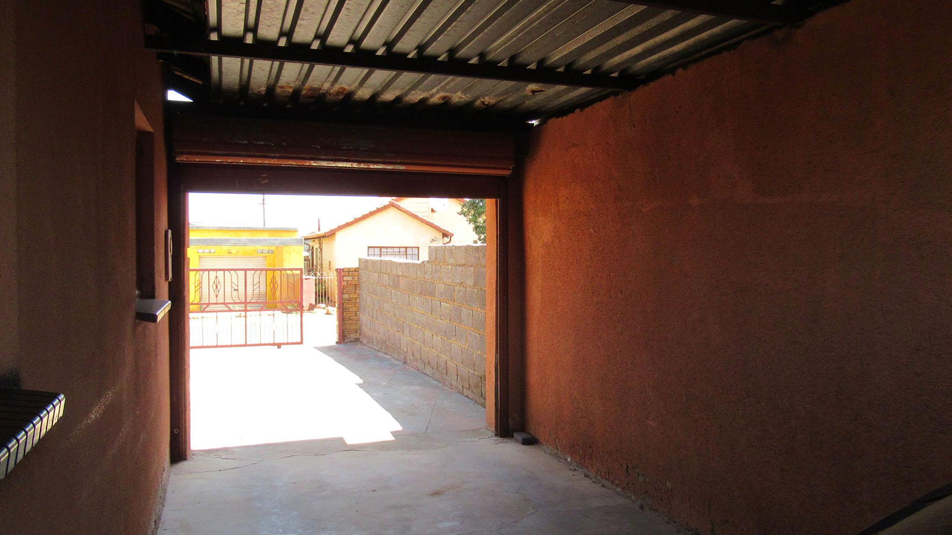Spaces - 4 square meters of property in Mohlakeng
