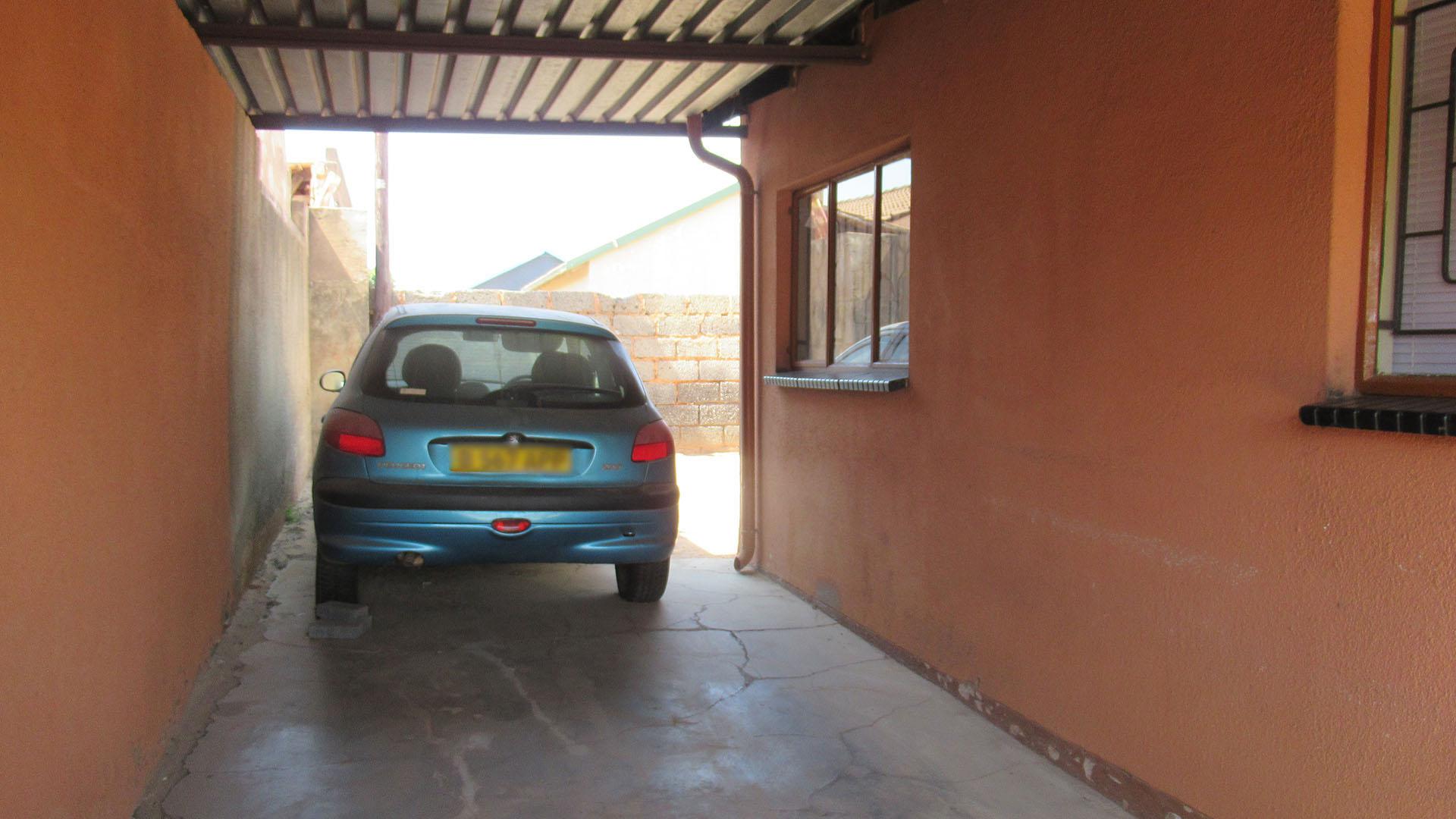 Spaces - 4 square meters of property in Mohlakeng