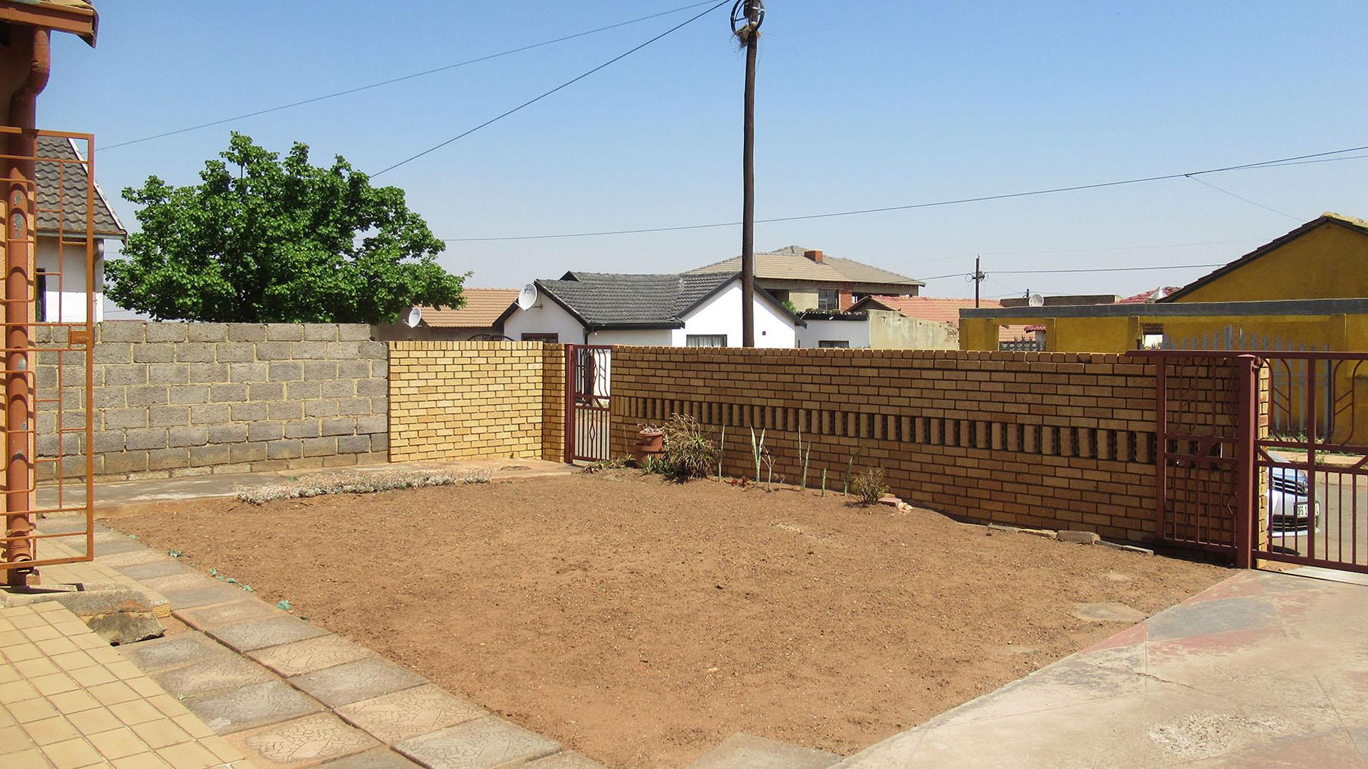 Front View of property in Mohlakeng