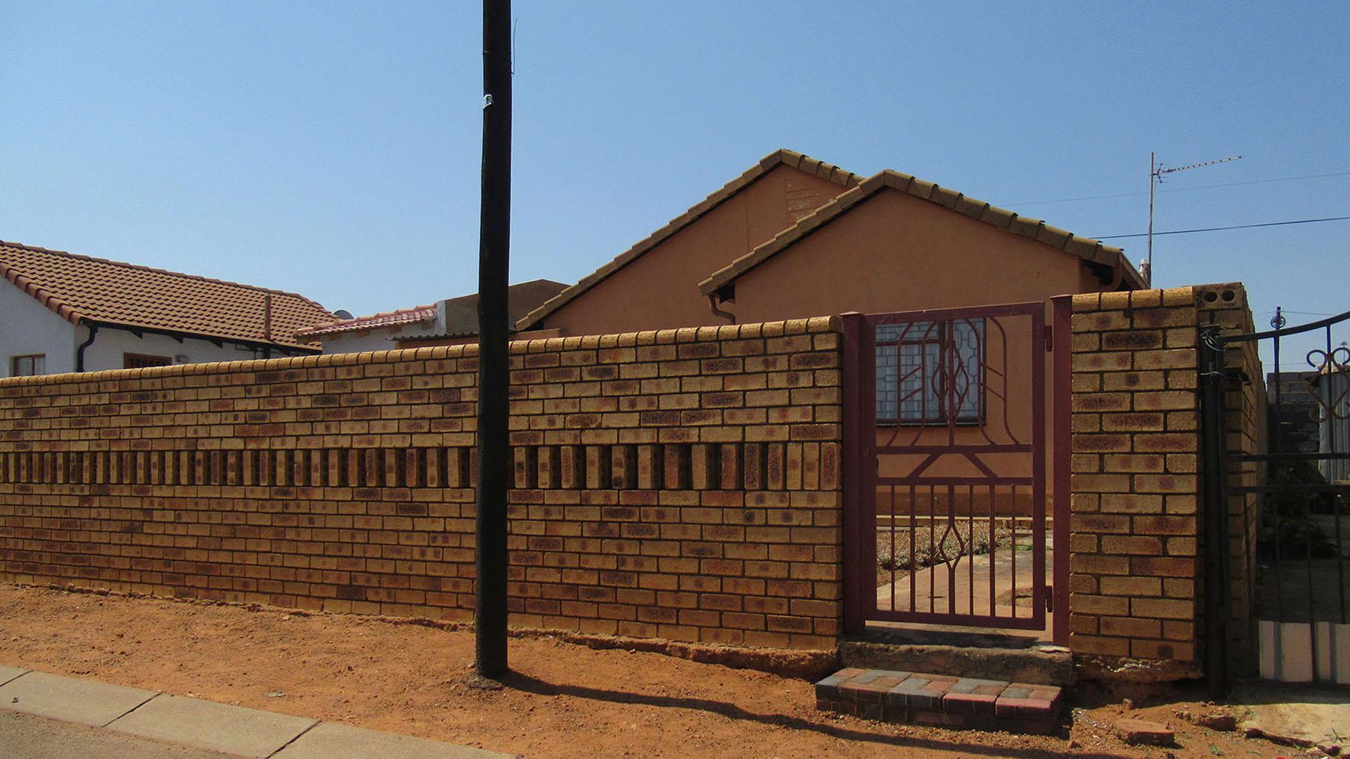 Front View of property in Mohlakeng