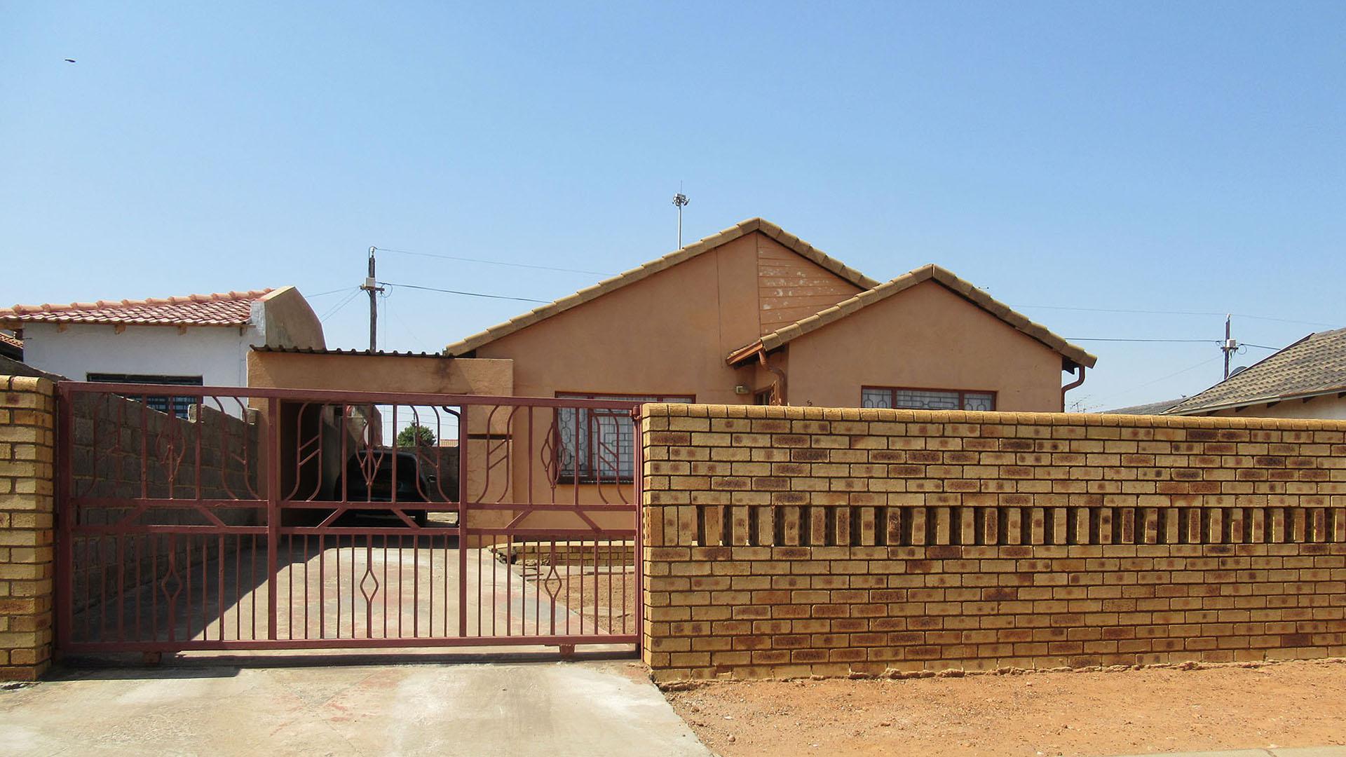 Front View of property in Mohlakeng