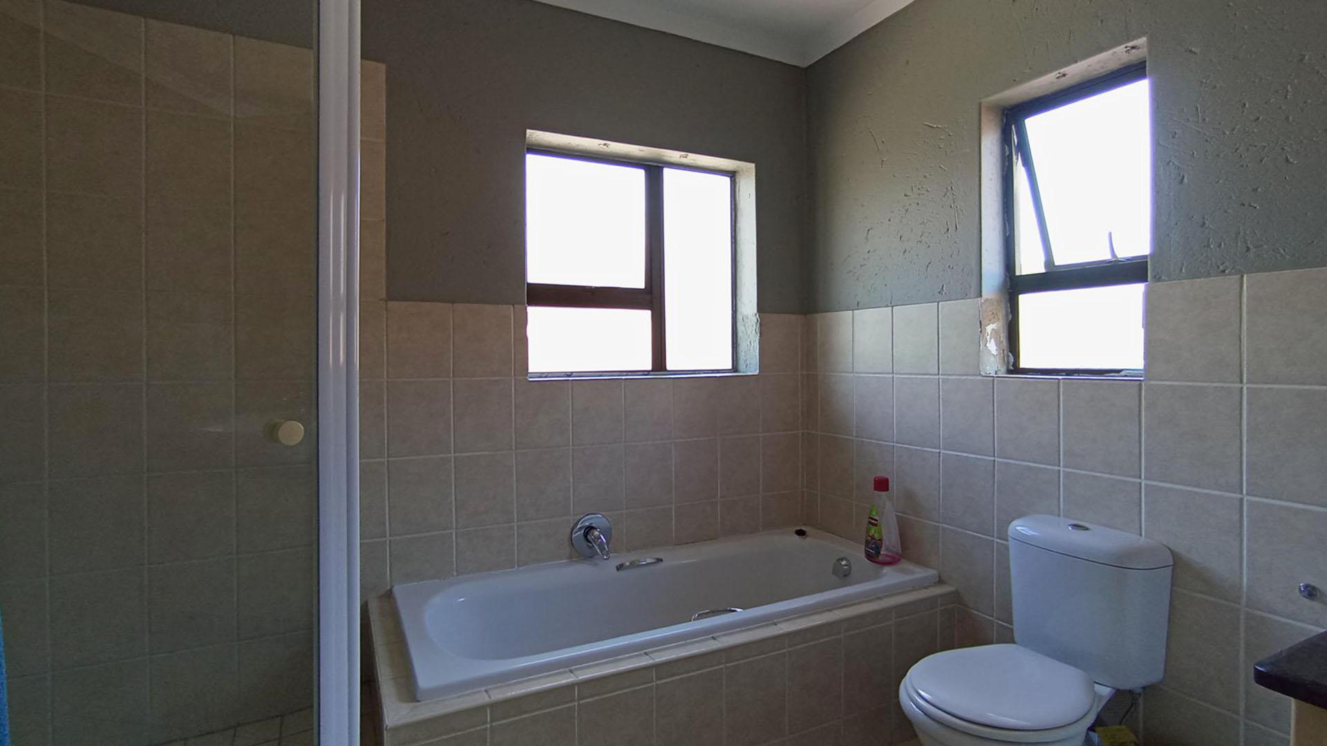 Main Bathroom - 8 square meters of property in Noordwyk