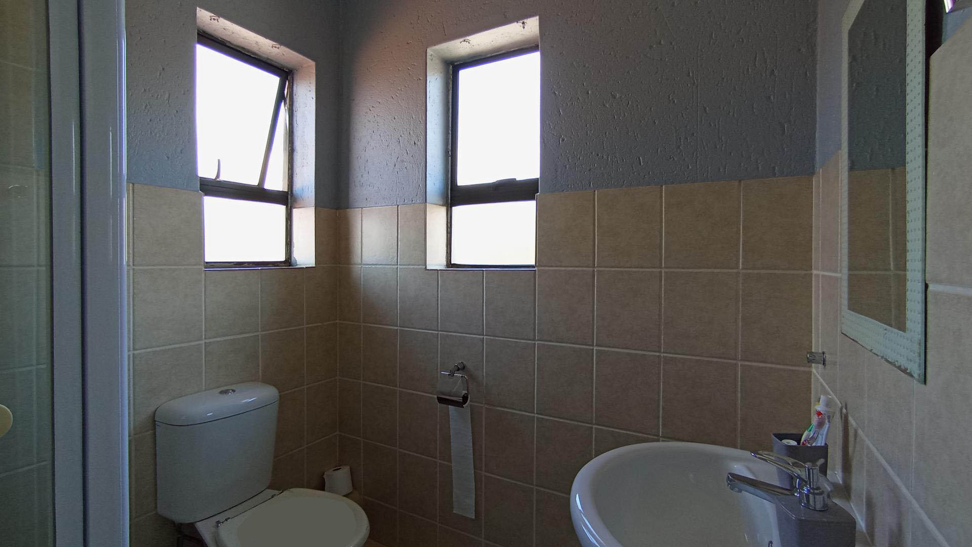 Bathroom 1 - 4 square meters of property in Noordwyk